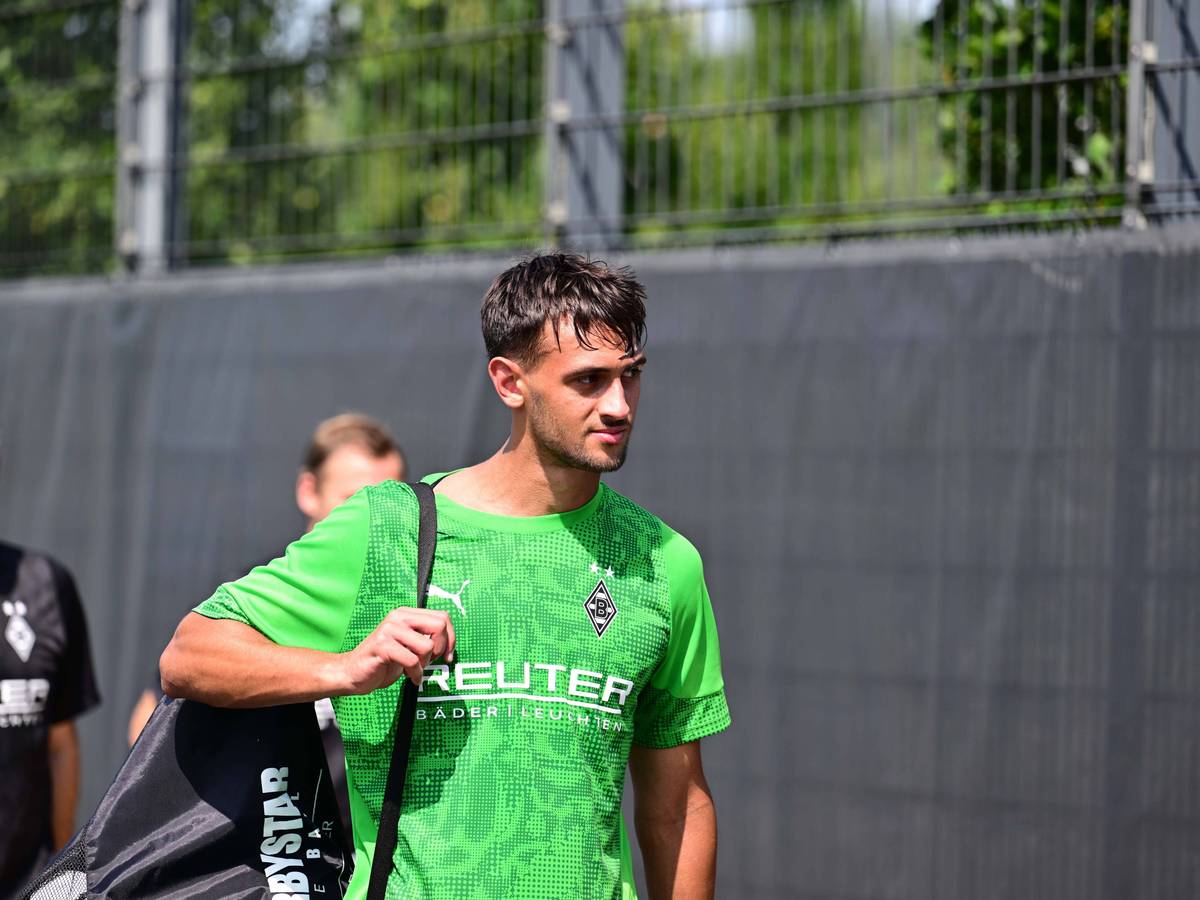 Fabio Chiarodia nach dem Training mit einer Balltasche.