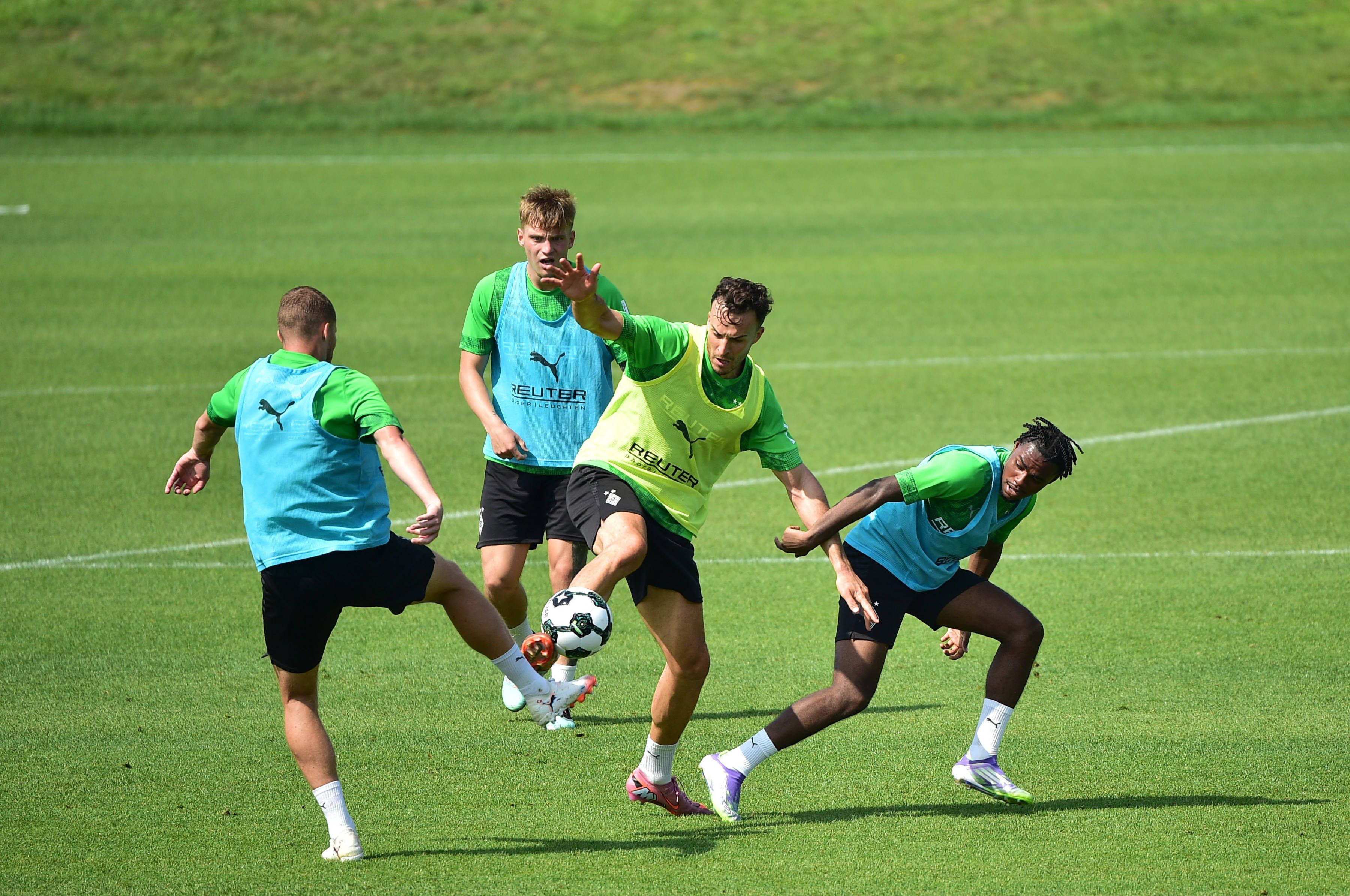 Die Gladbach-Spieler in der Sonne beim Training.