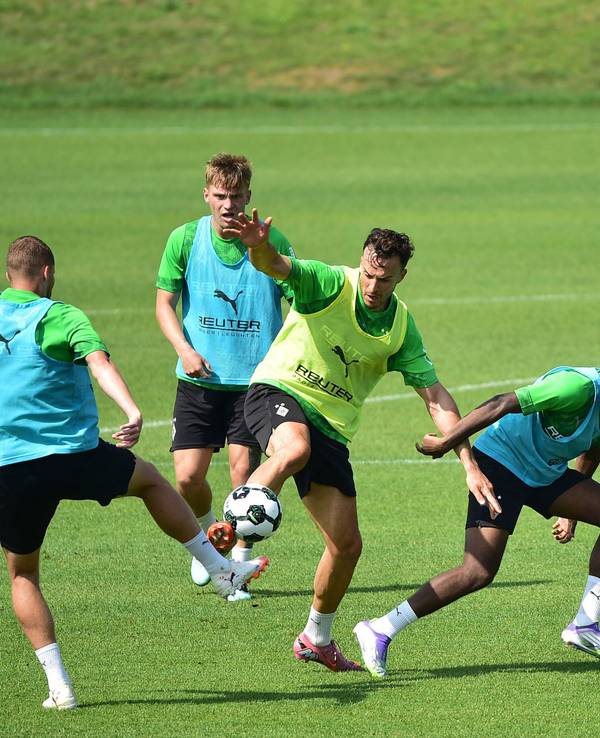 Die Gladbach-Spieler in der Sonne beim Training.