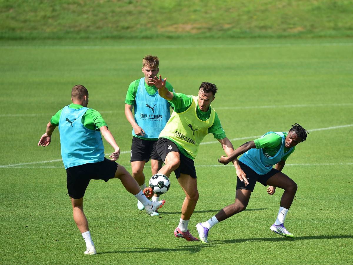 Die Gladbach-Spieler in der Sonne beim Training.