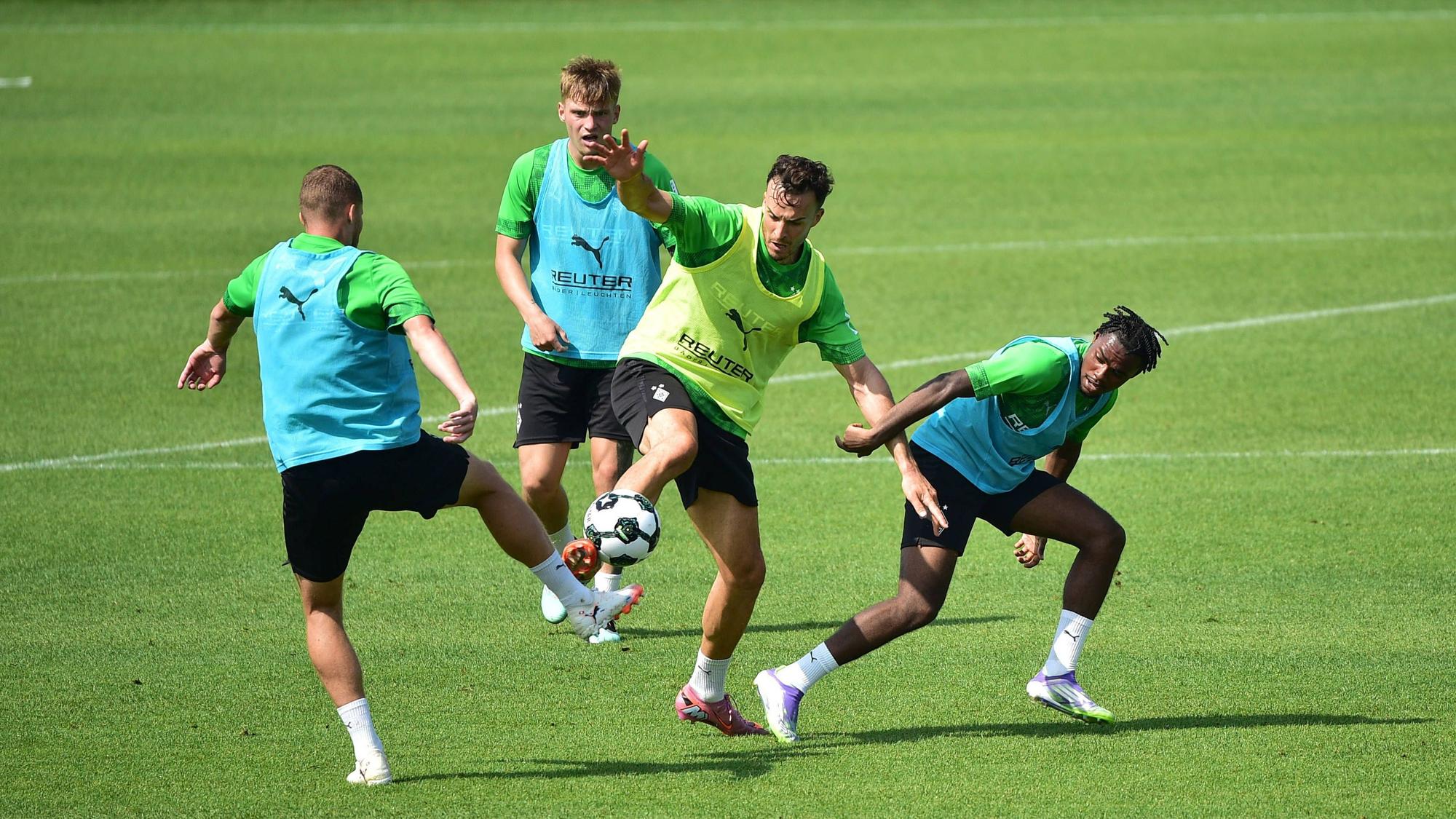 Die Gladbach-Spieler in der Sonne beim Training.