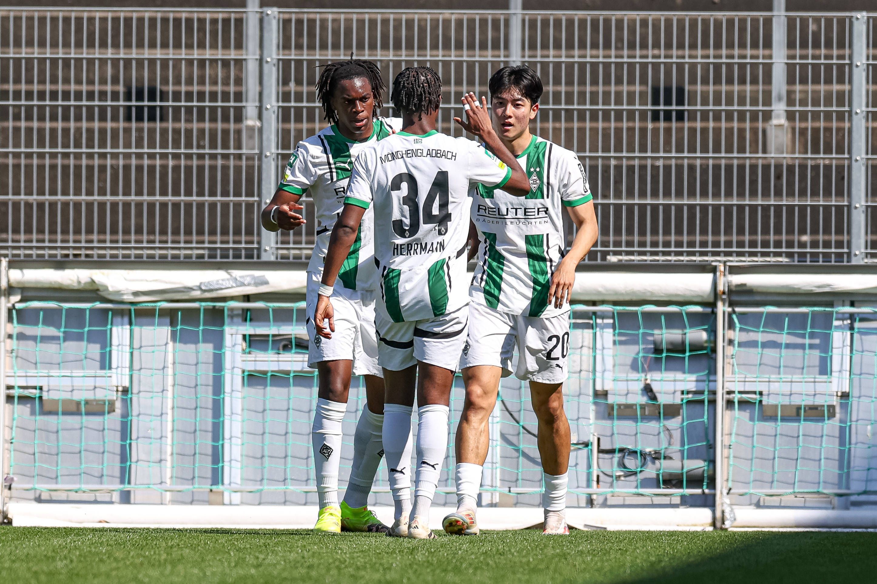 Die Gladbacher U23 feiert ein Tor.