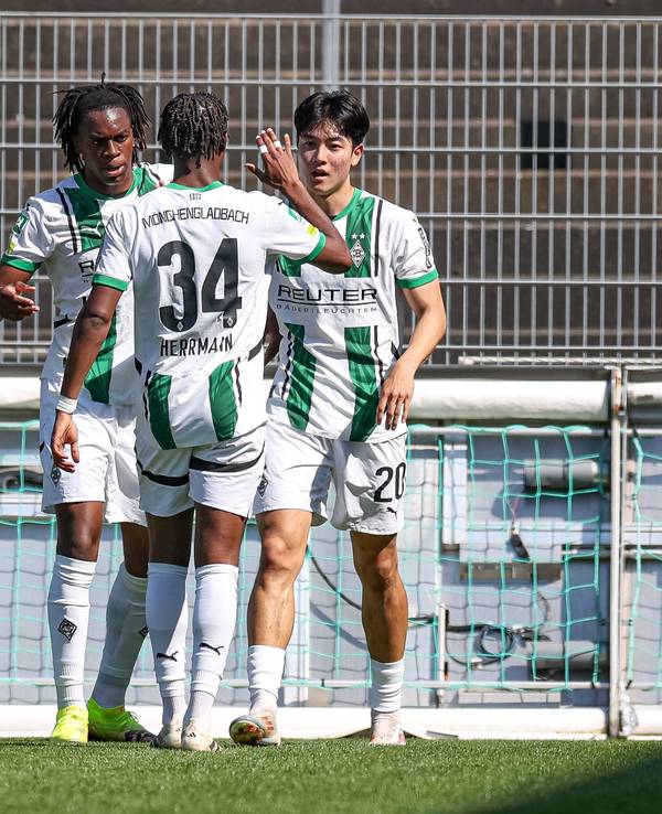 Die Gladbacher U23 feiert ein Tor.