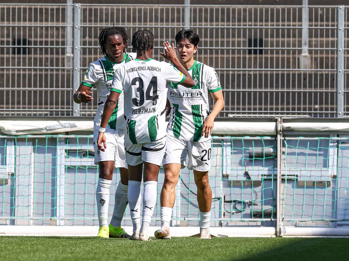 Die Gladbacher U23 feiert ein Tor.
