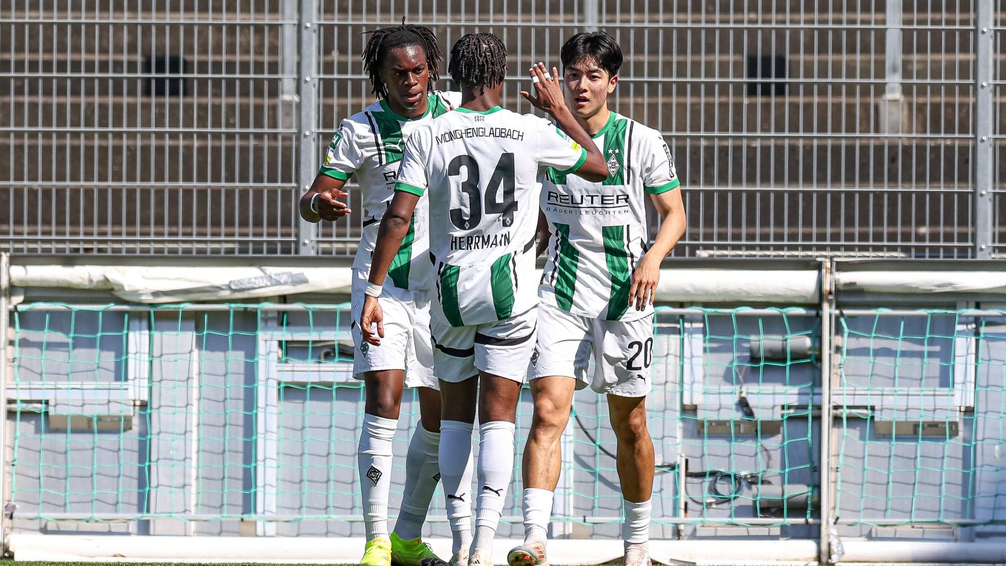 Die Gladbacher U23 feiert ein Tor.