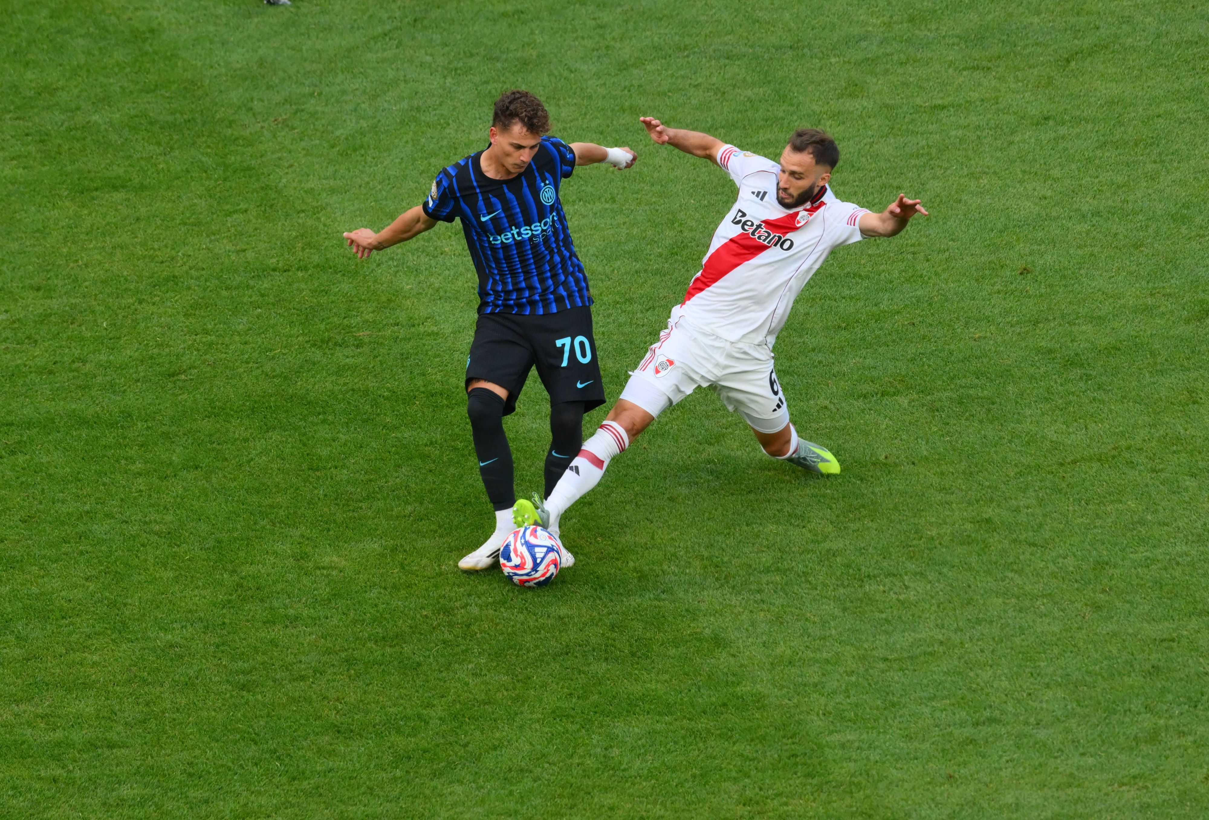 Sebastiano Esposito in einem Zweikampf gegen River Plate.