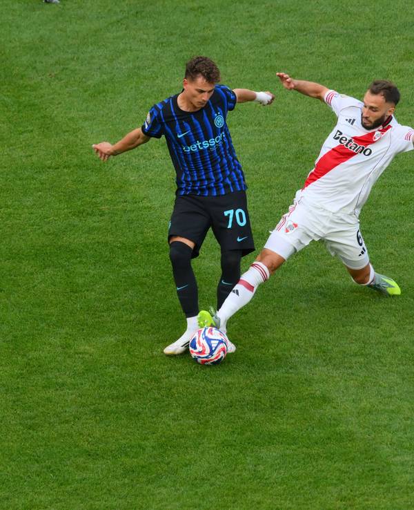 Sebastiano Esposito in einem Zweikampf gegen River Plate.