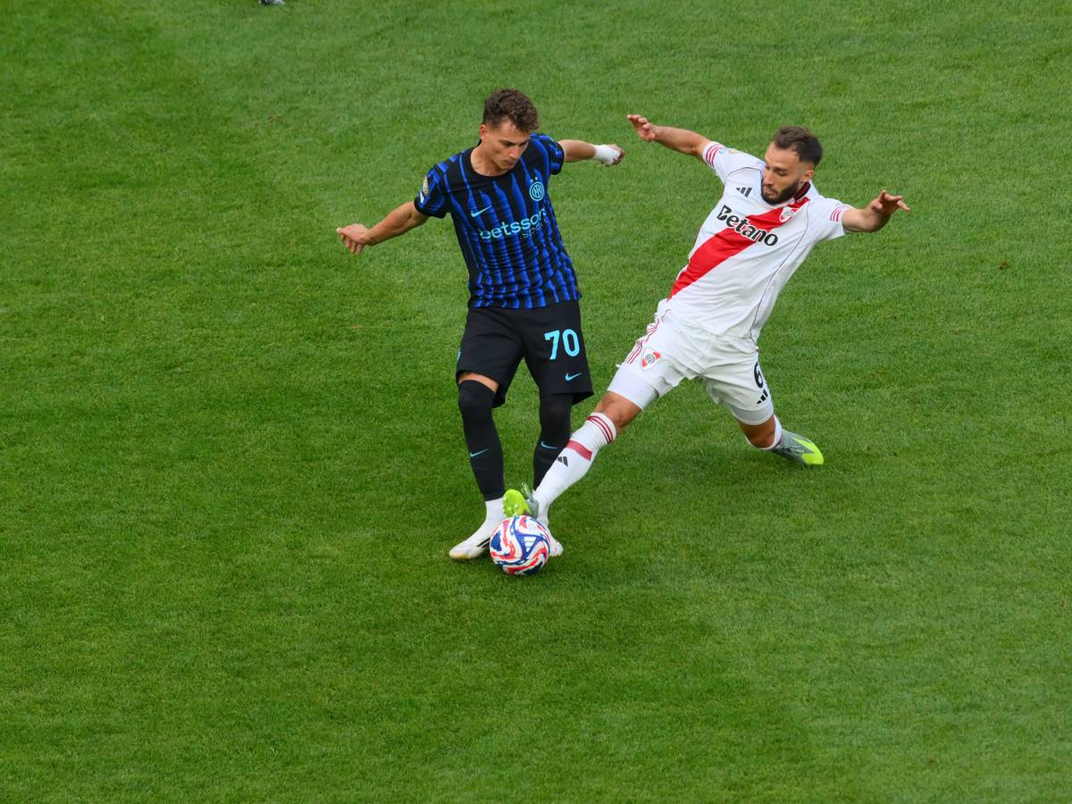Sebastiano Esposito in einem Zweikampf gegen River Plate.