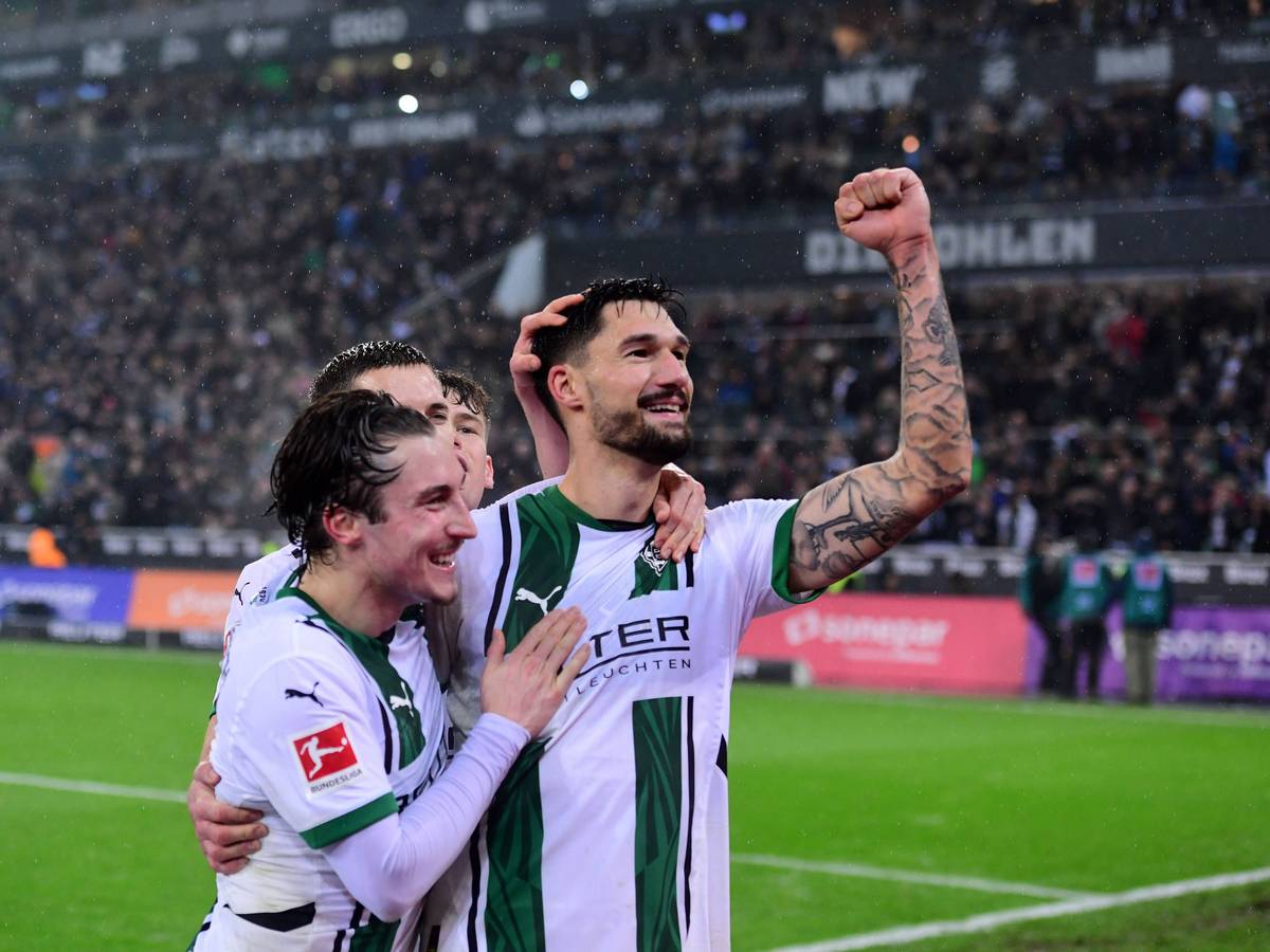 Tim Kleindienst streckt die Faust zum Jubeln aus, Rocco Reitz freut sich mit ihm.