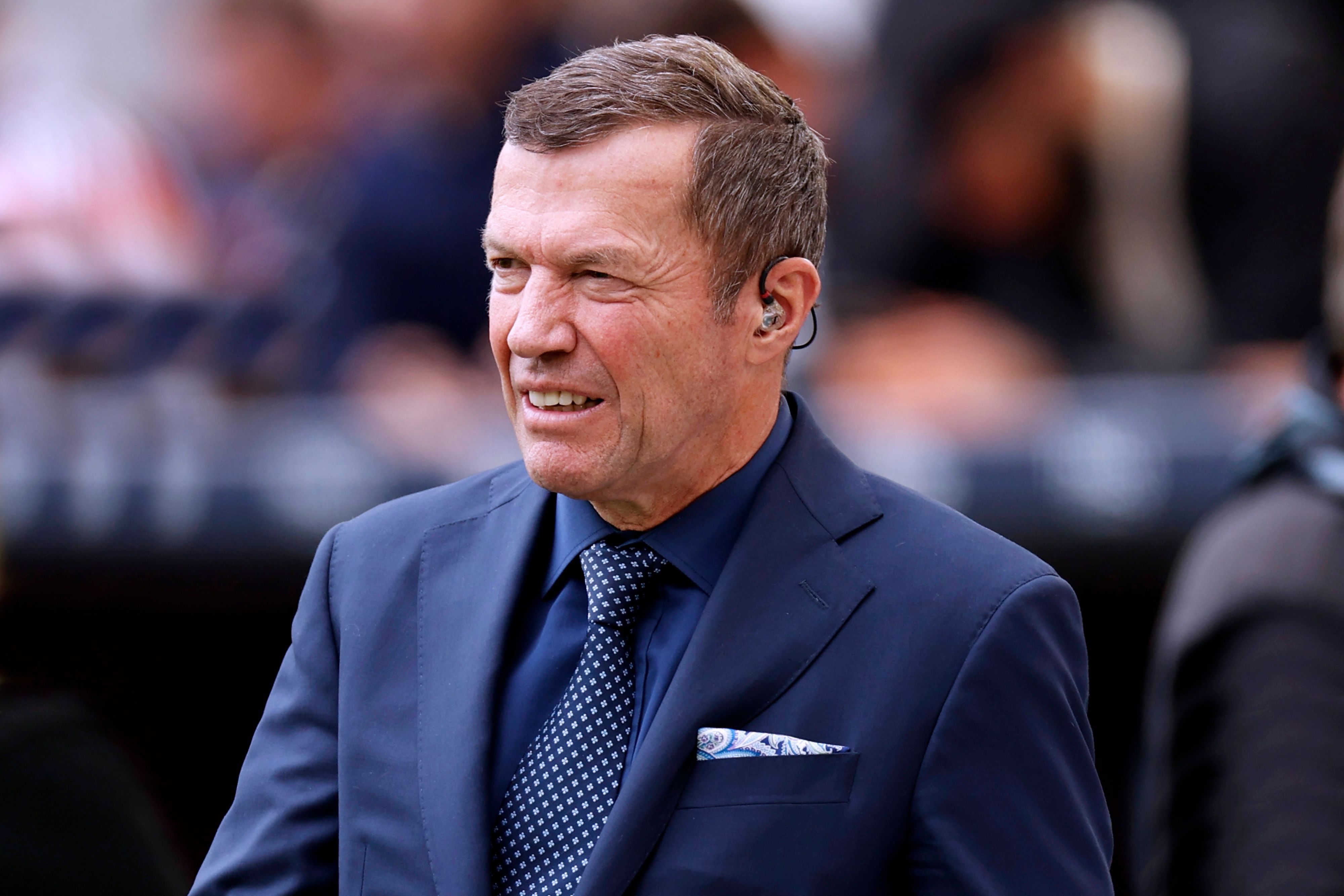 Lothar Matthäusim Anzug an der Seitenlinie.