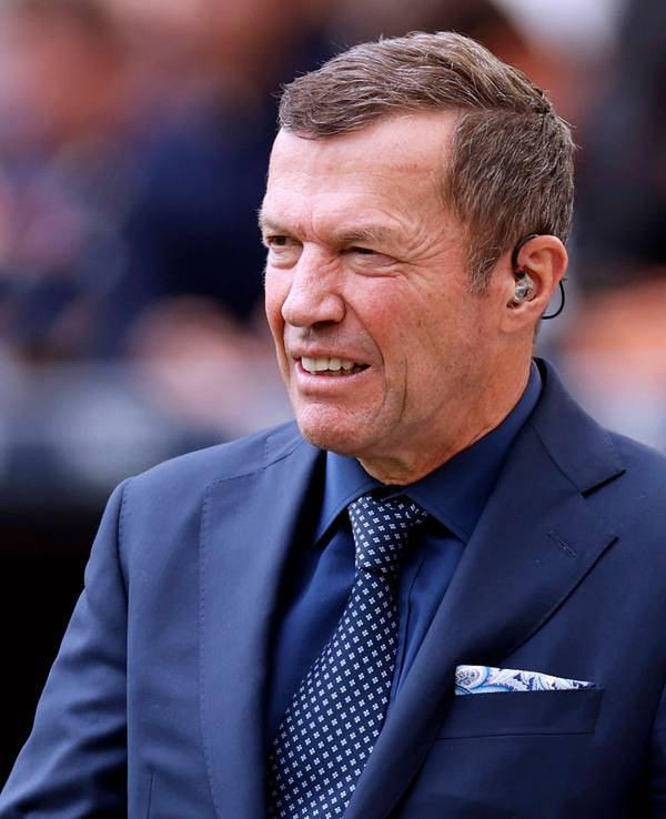 Lothar Matthäusim Anzug an der Seitenlinie.