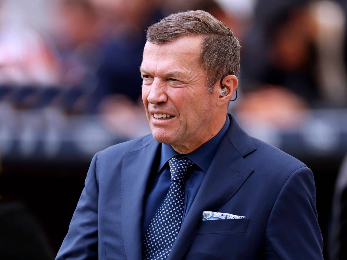 Lothar Matthäusim Anzug an der Seitenlinie.