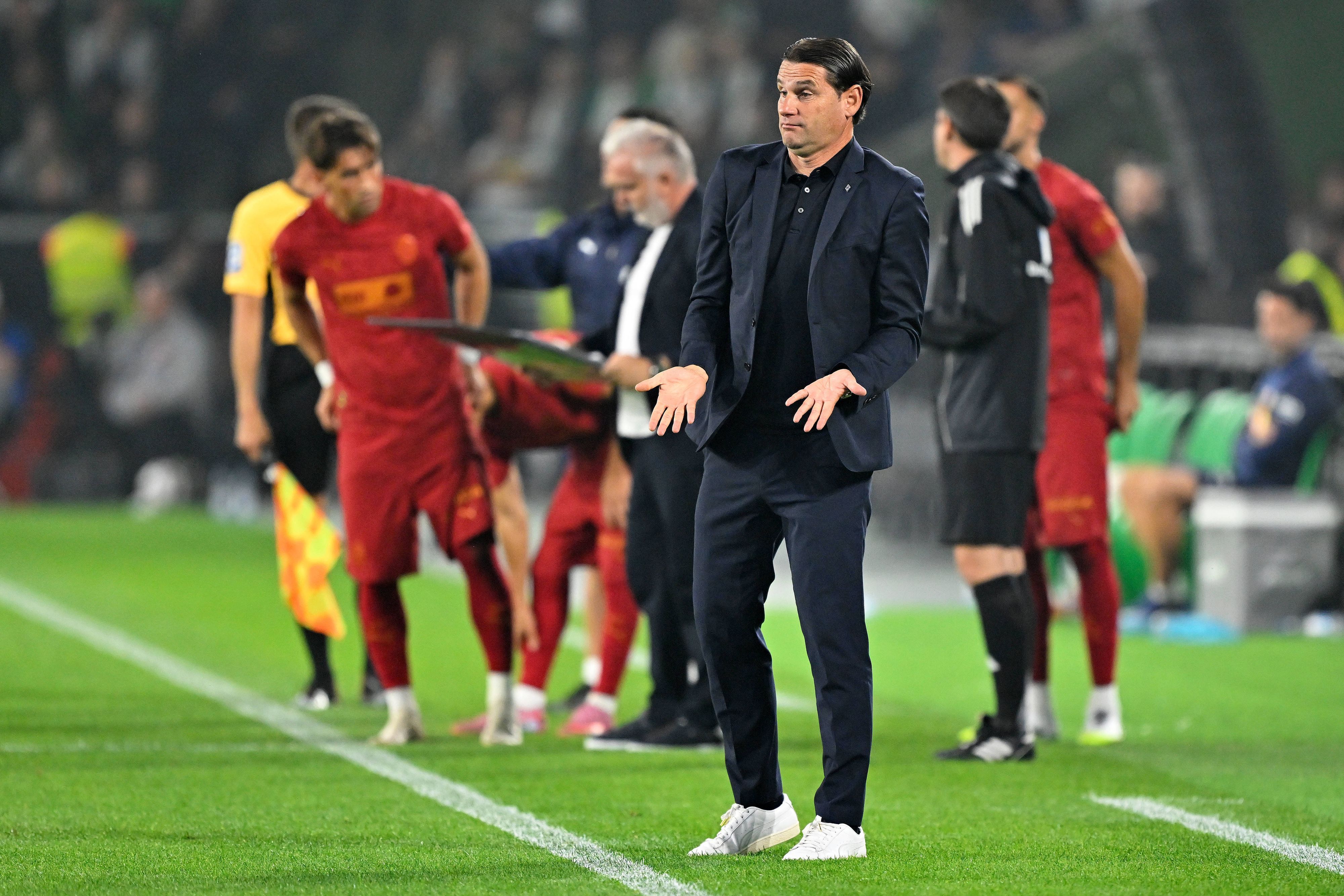 Gerardo Seoane gibt taktische Anweisungen an der Seitenauslinie.