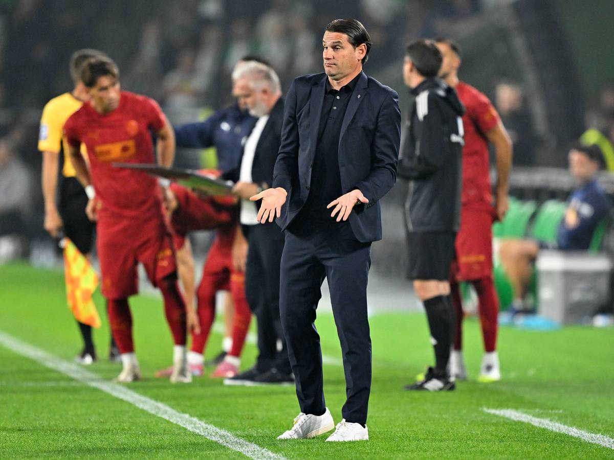 Gerardo Seoane gibt taktische Anweisungen an der Seitenauslinie.