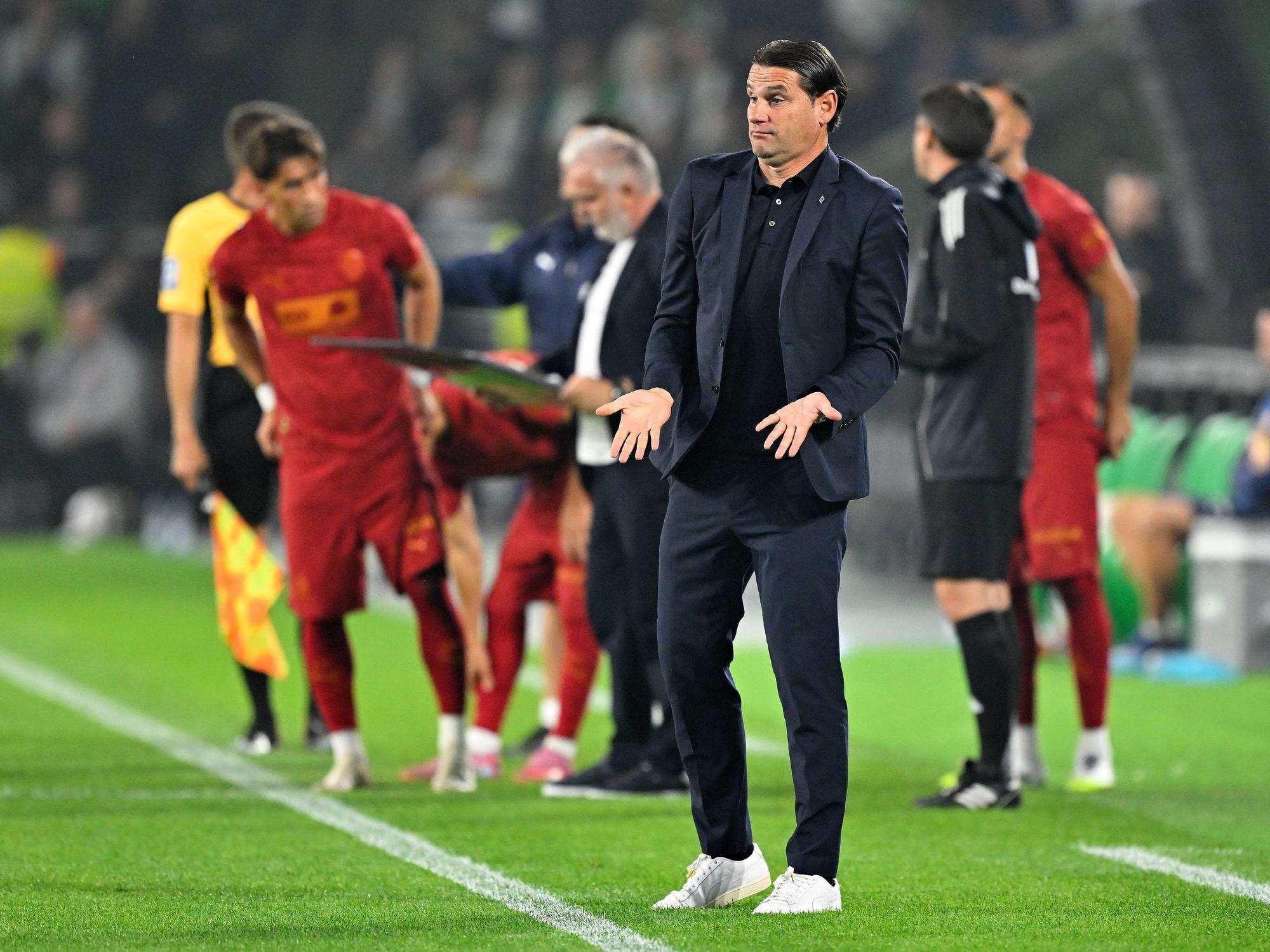 Gerardo Seoane gibt taktische Anweisungen an der Seitenauslinie.