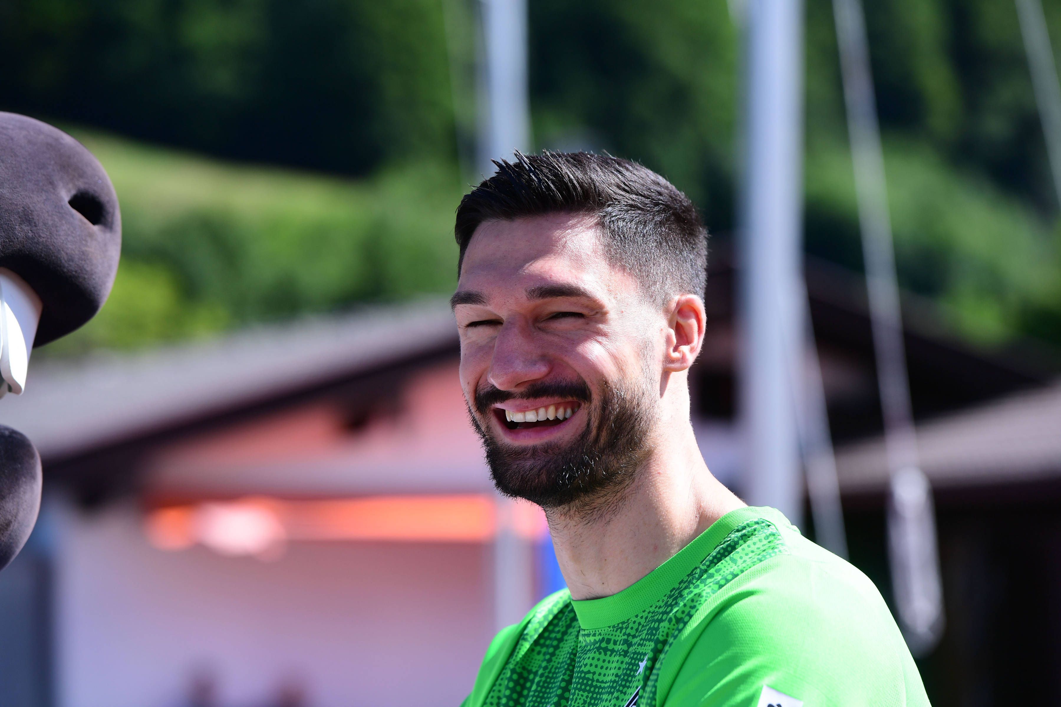 Tim Kleindienst lacht im Trainingslager in Rottach-Egern.