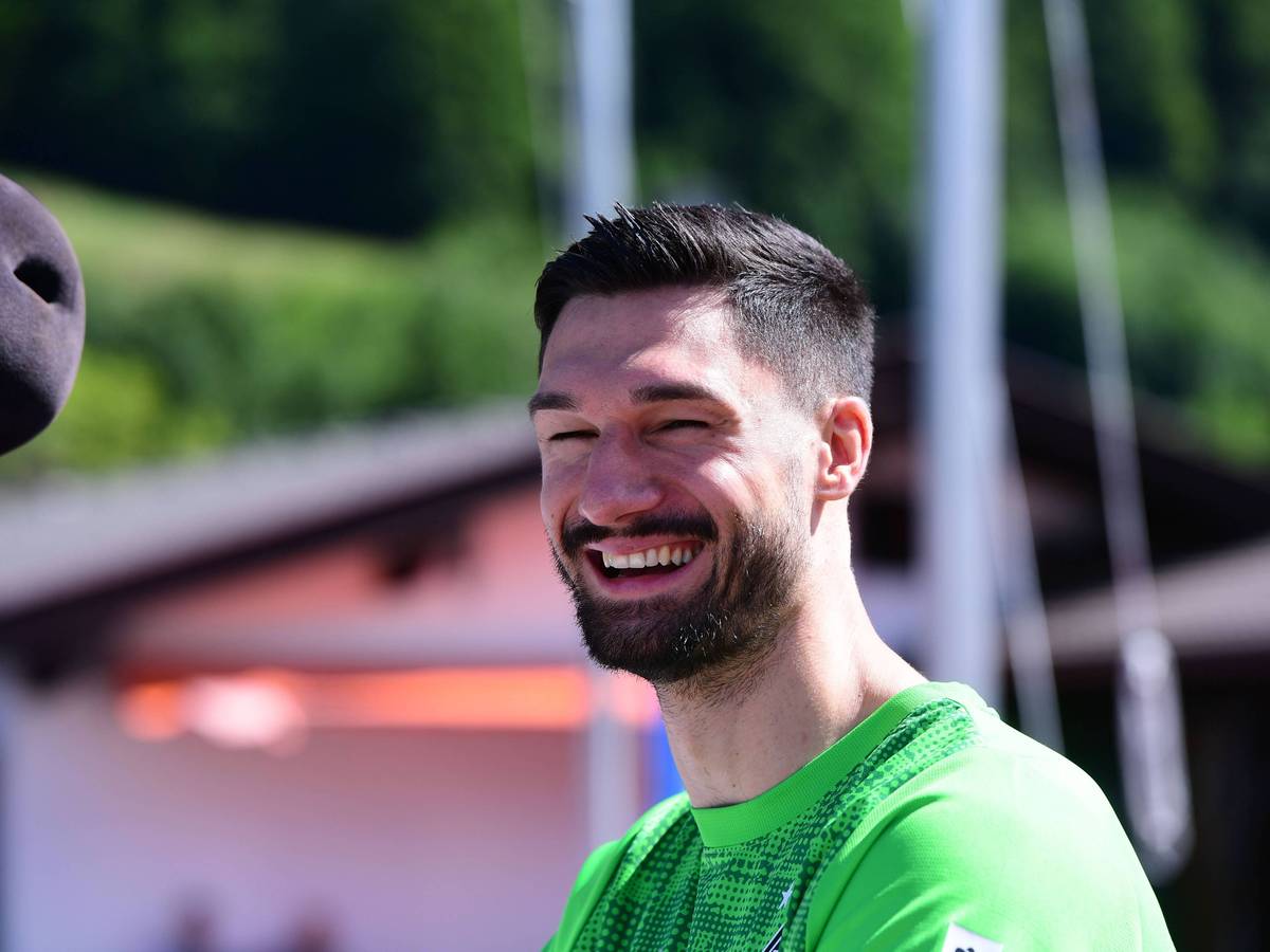 Tim Kleindienst lacht im Trainingslager in Rottach-Egern.