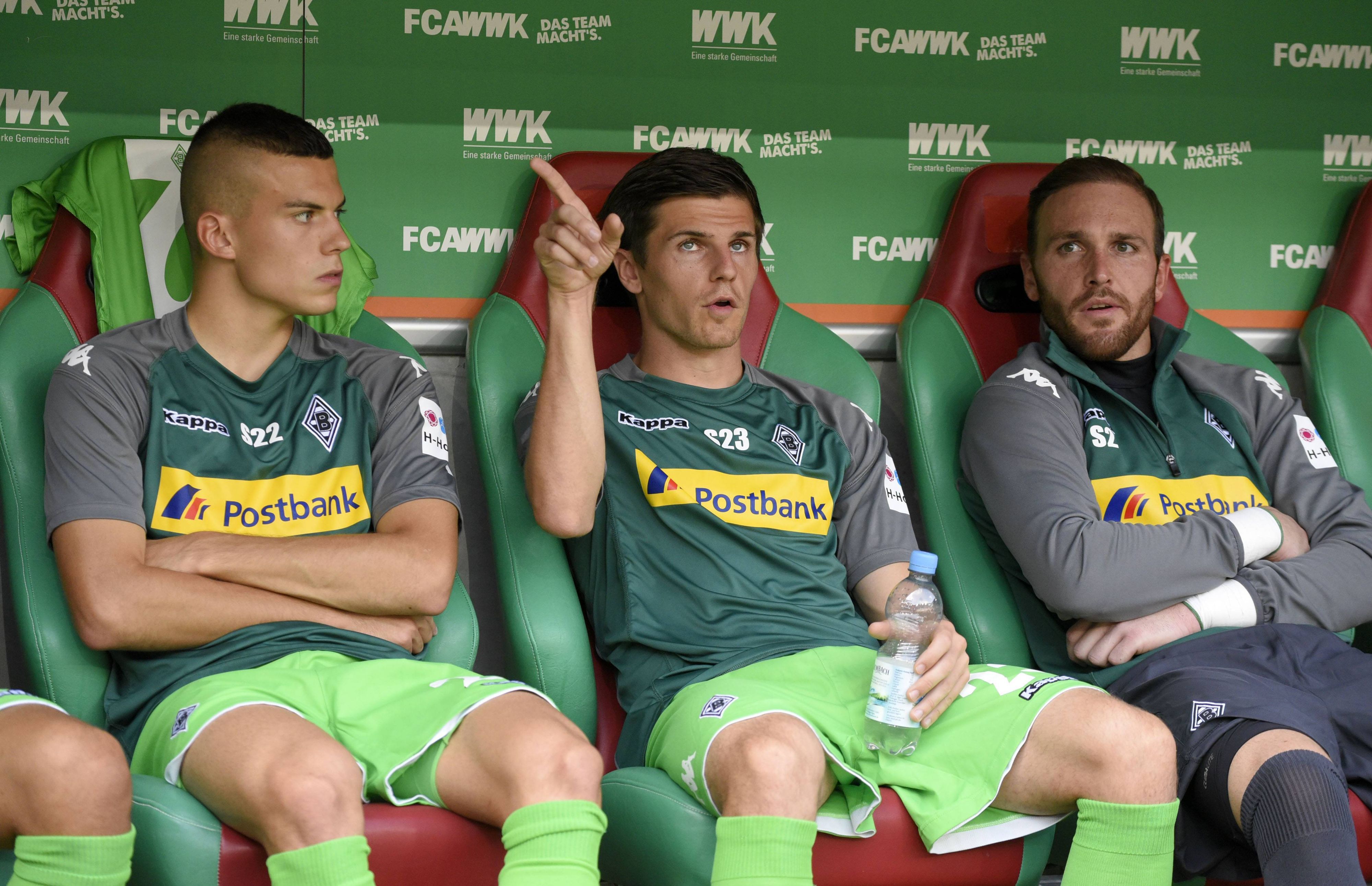 Laszlo Bénes sitzt neben Jonas Hofmann und Tobi Sippel.
