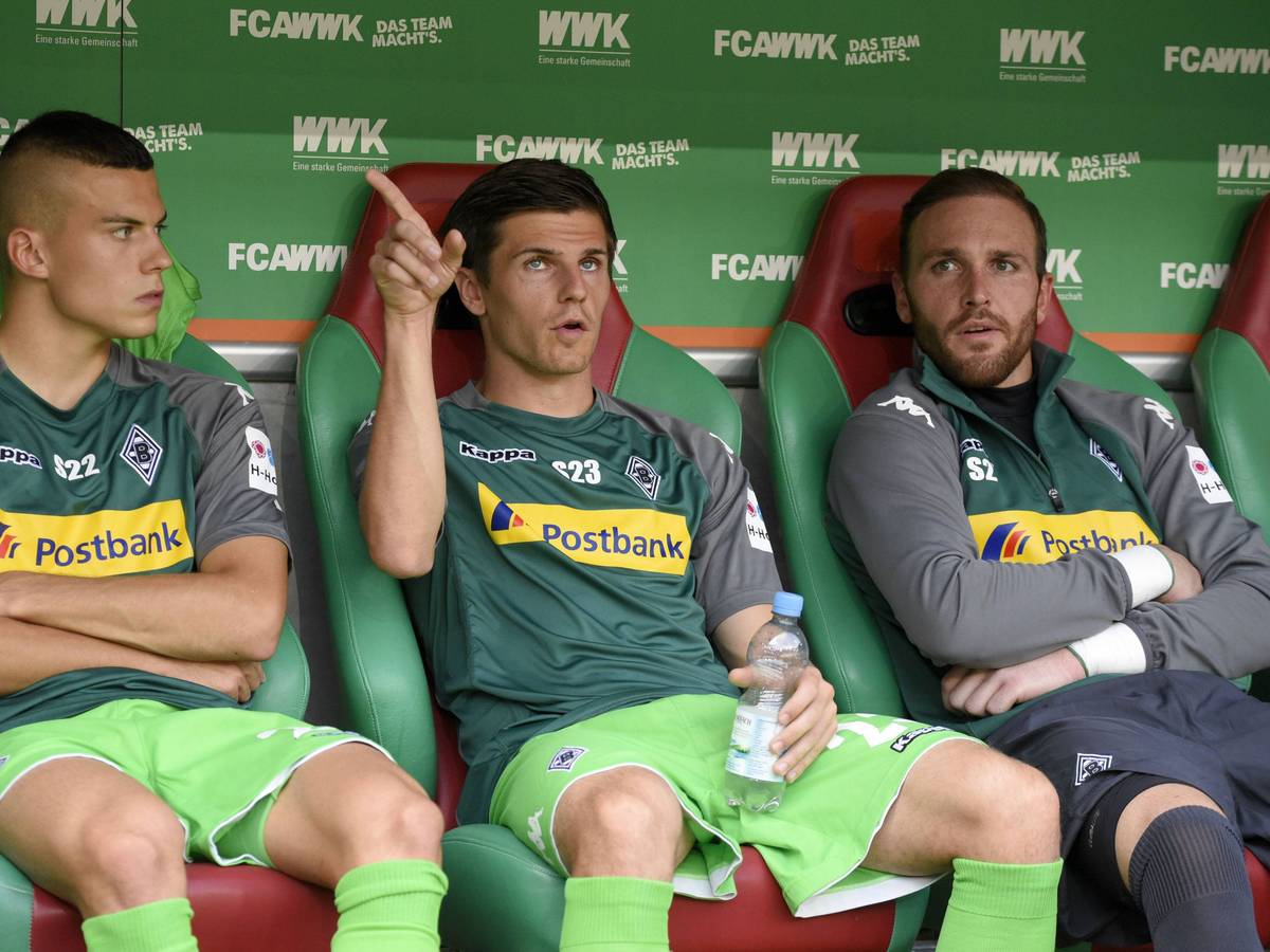 Laszlo Bénes sitzt neben Jonas Hofmann und Tobi Sippel.