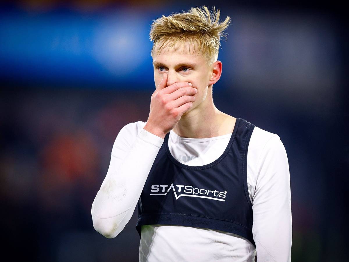 Zeno van den Bosch hält sich die Hand vor den Mund.
