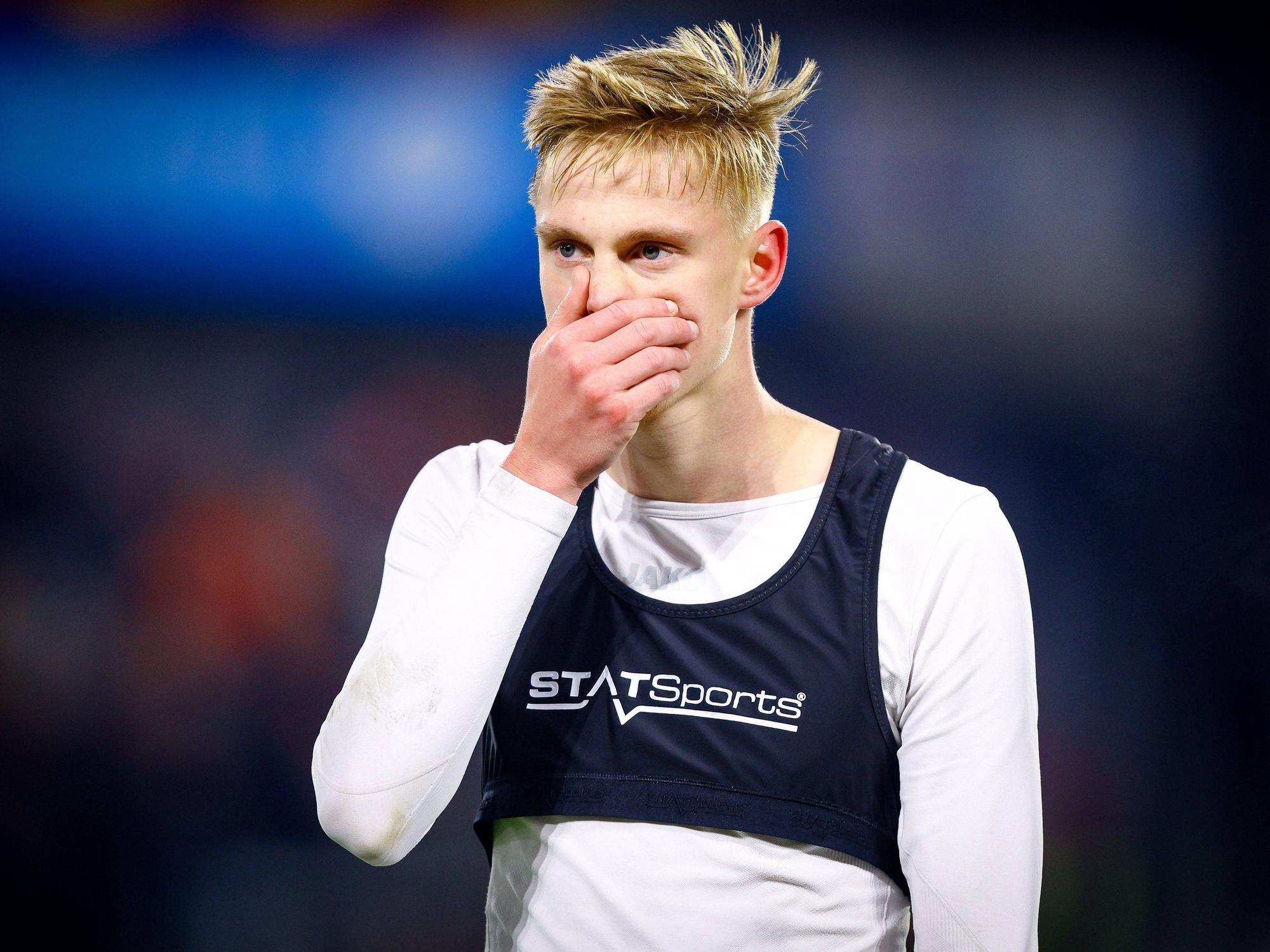 Zeno van den Bosch hält sich die Hand vor den Mund.