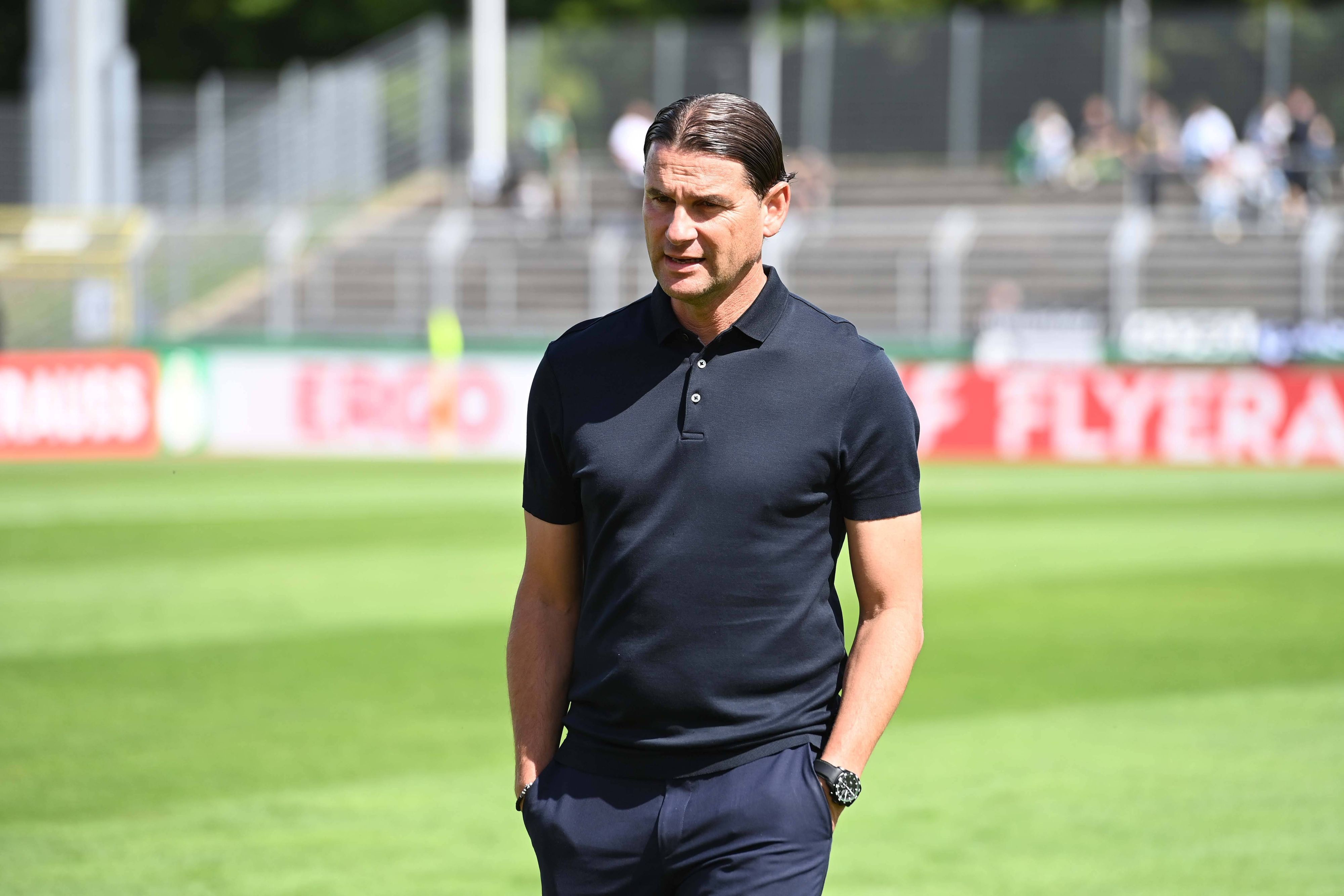 Gerardo Seoane vor einem Spiel im DFB-Pokal.