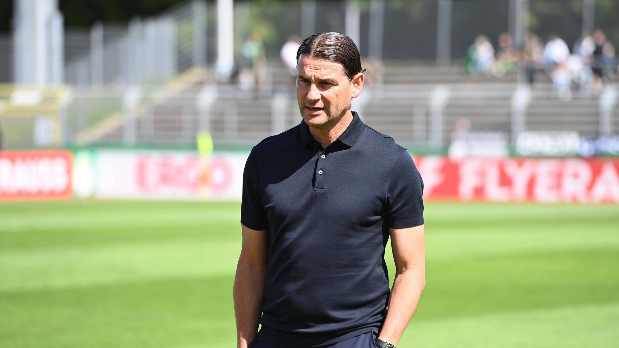 Gerardo Seoane vor einem Spiel im DFB-Pokal.