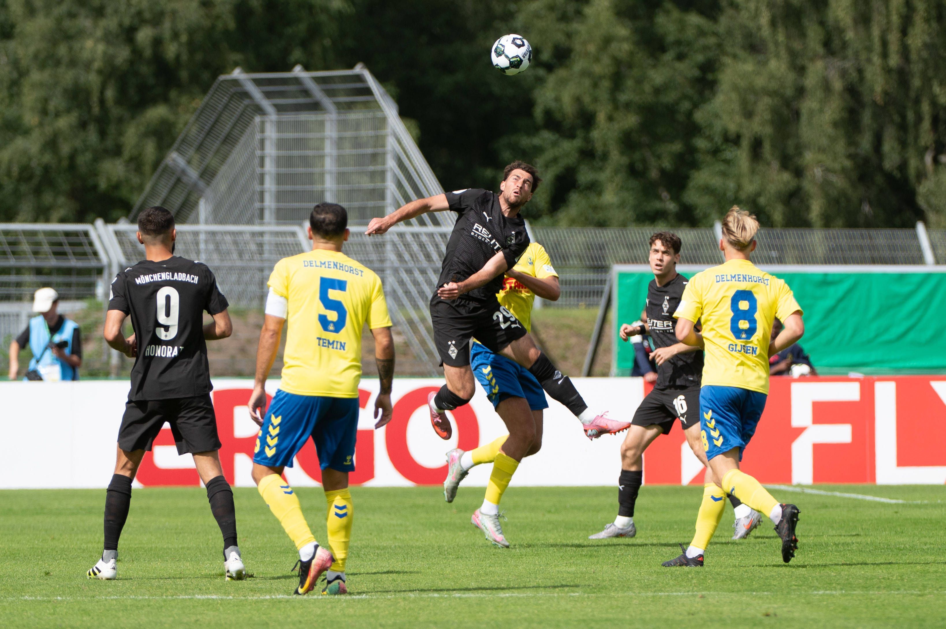 Joe Scally im Kopfball-Duell.