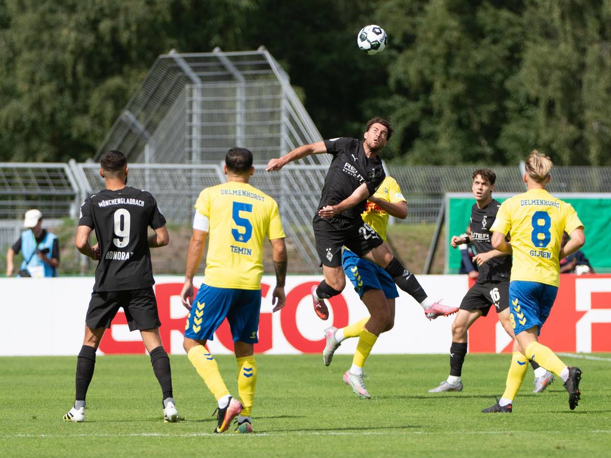 Joe Scally im Kopfball-Duell.