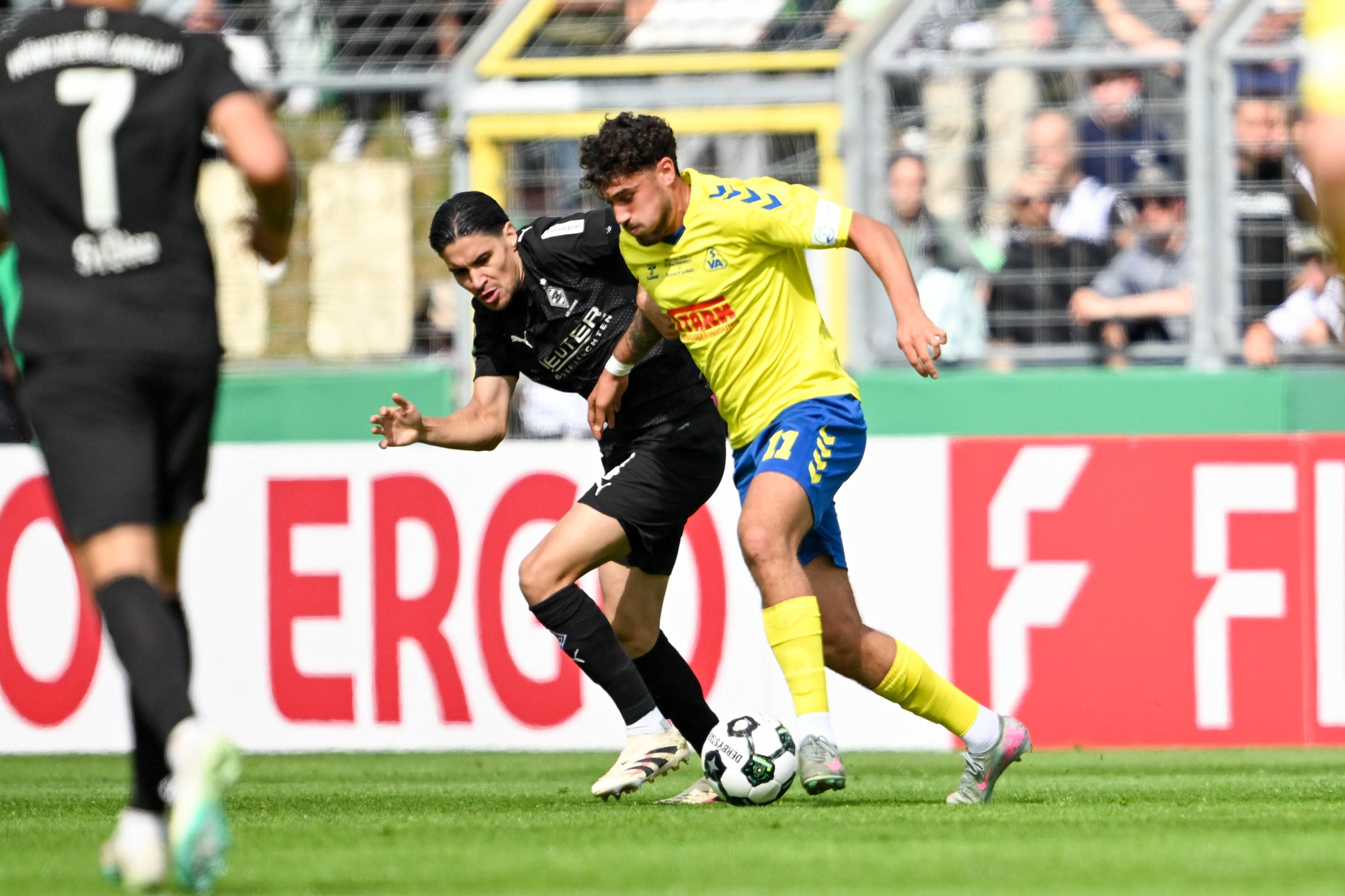 Kevin Diks im Zweikampf.