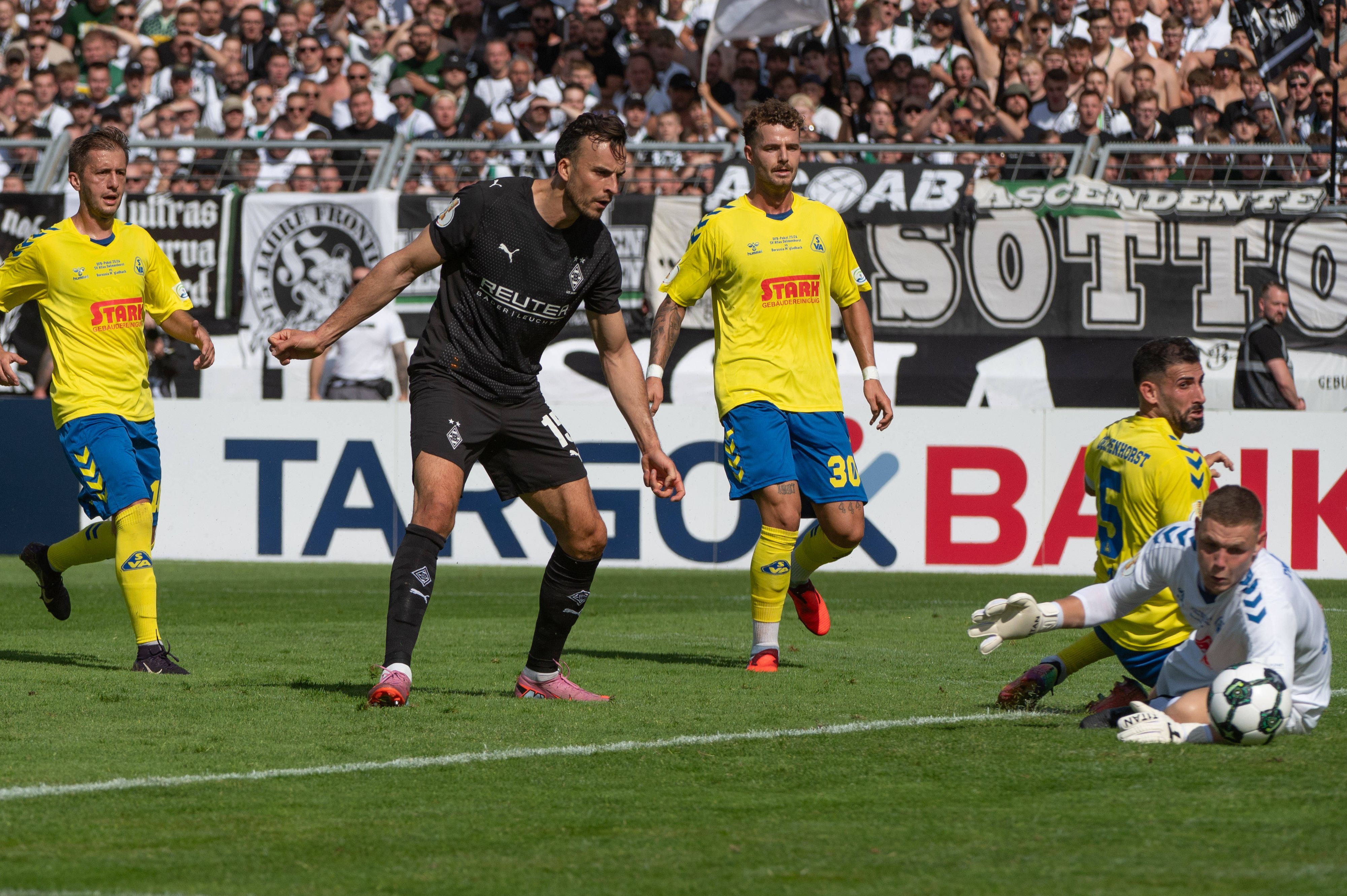 Haris Tabakovic bei seiner Pflichtspielpremiere für Gladbach gegen Atlas Delmenhorst am 17. August 2025.