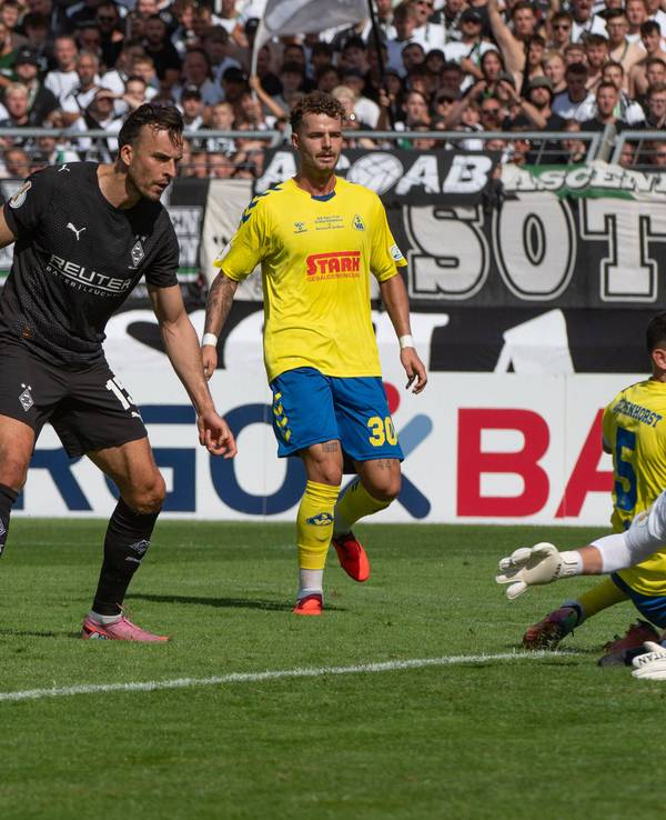 Haris Tabakovic bei seiner Pflichtspielpremiere für Gladbach gegen Atlas Delmenhorst am 17. August 2025.