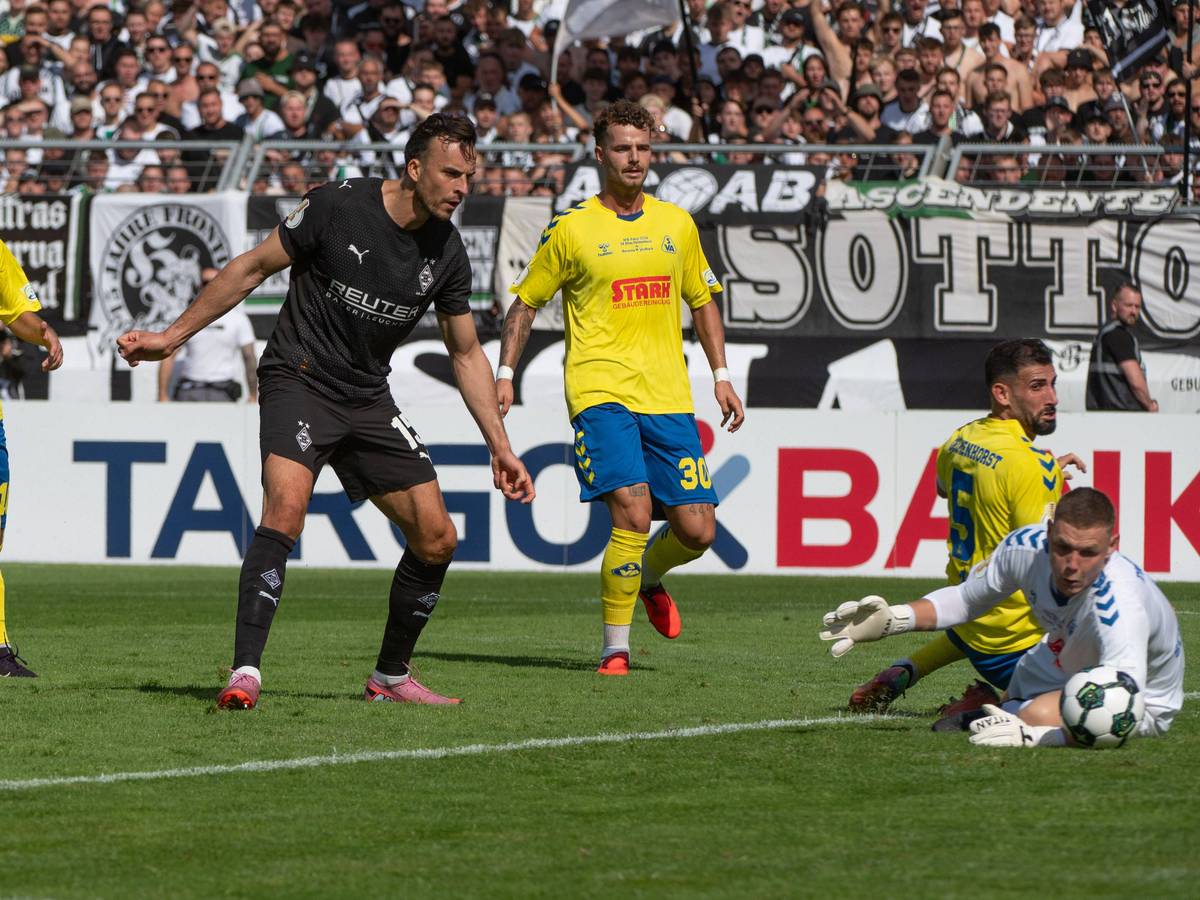Haris Tabakovic bei seiner Pflichtspielpremiere für Gladbach gegen Atlas Delmenhorst am 17. August 2025.