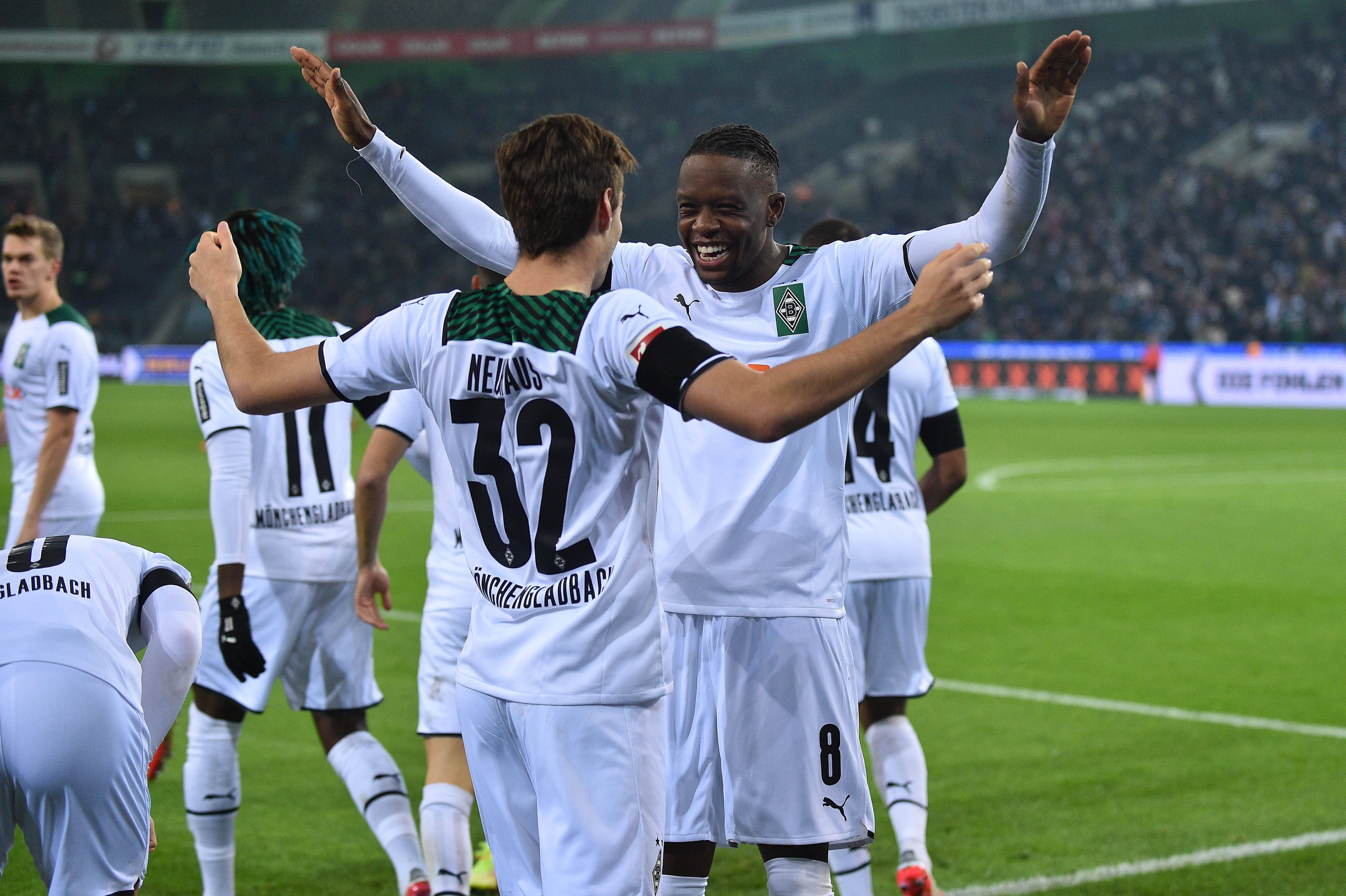 Denis Zakaria beim Torjubel mit Florian Neuhaus.