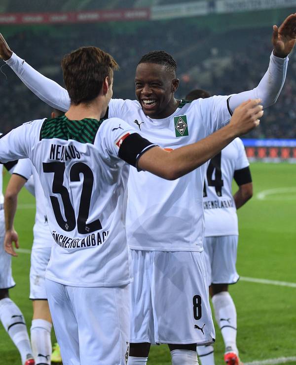 Denis Zakaria beim Torjubel mit Florian Neuhaus.