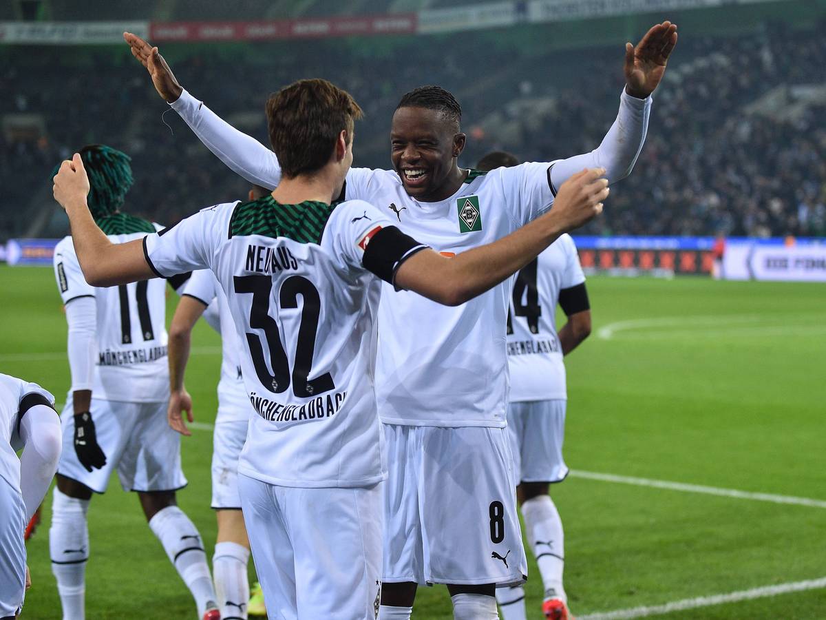 Denis Zakaria beim Torjubel mit Florian Neuhaus.