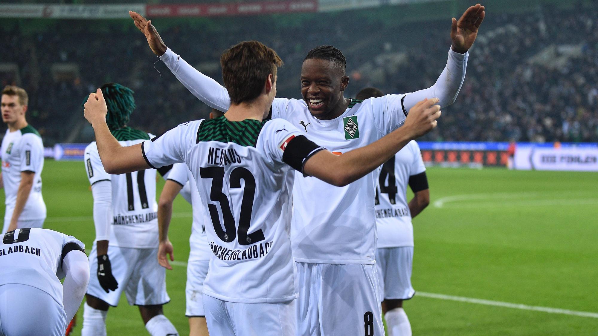 Denis Zakaria beim Torjubel mit Florian Neuhaus.