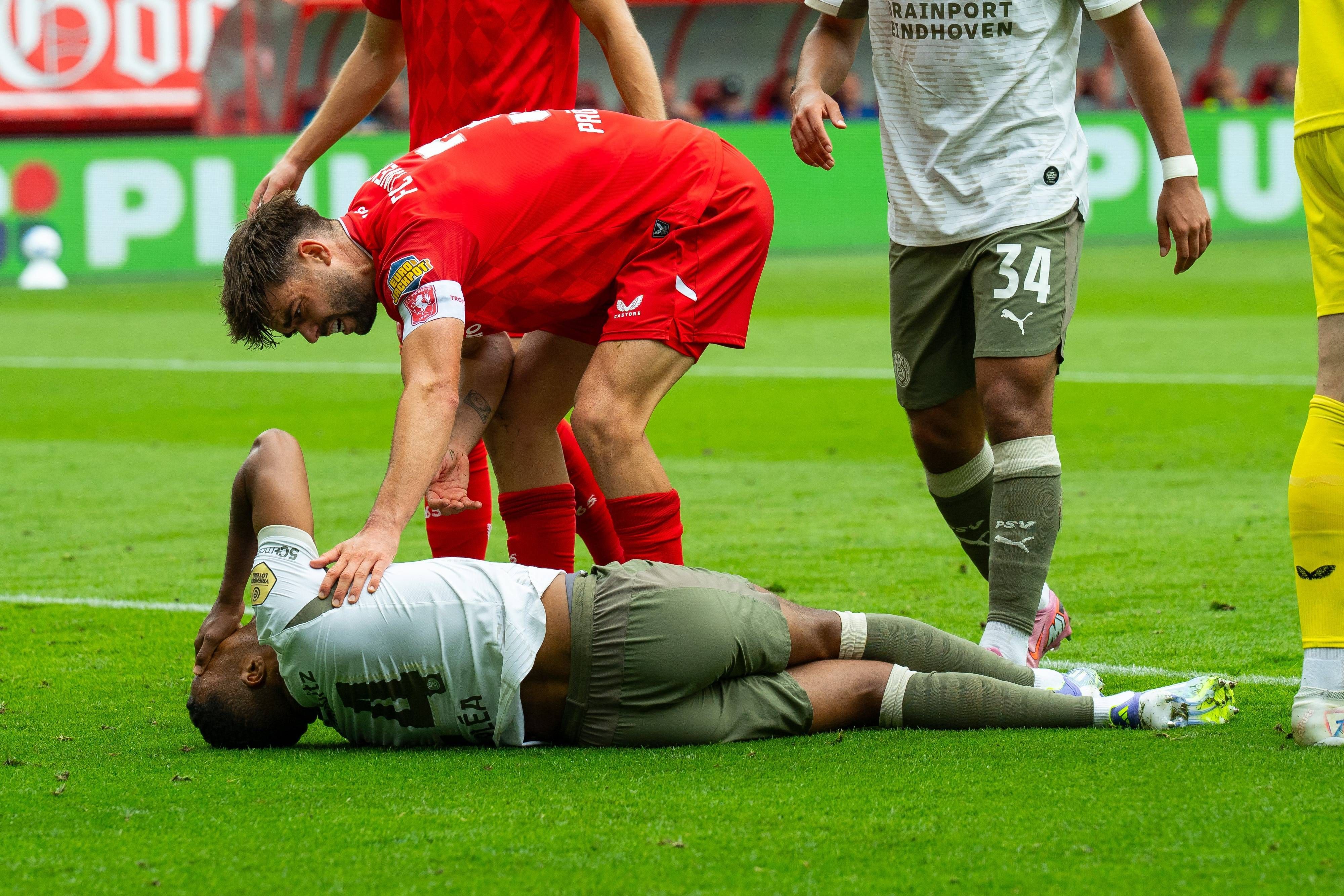Alassane Plea bleibt bei der Partei gegen den FC Twente am 17. August 2025 unter Schmerzen am Boden liegen.