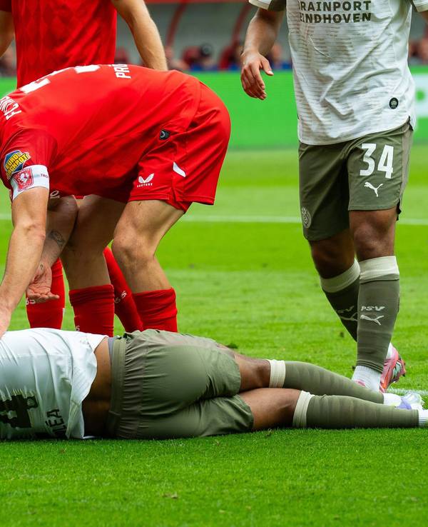 Alassane Plea bleibt bei der Partei gegen den FC Twente am 17. August 2025 unter Schmerzen am Boden liegen.