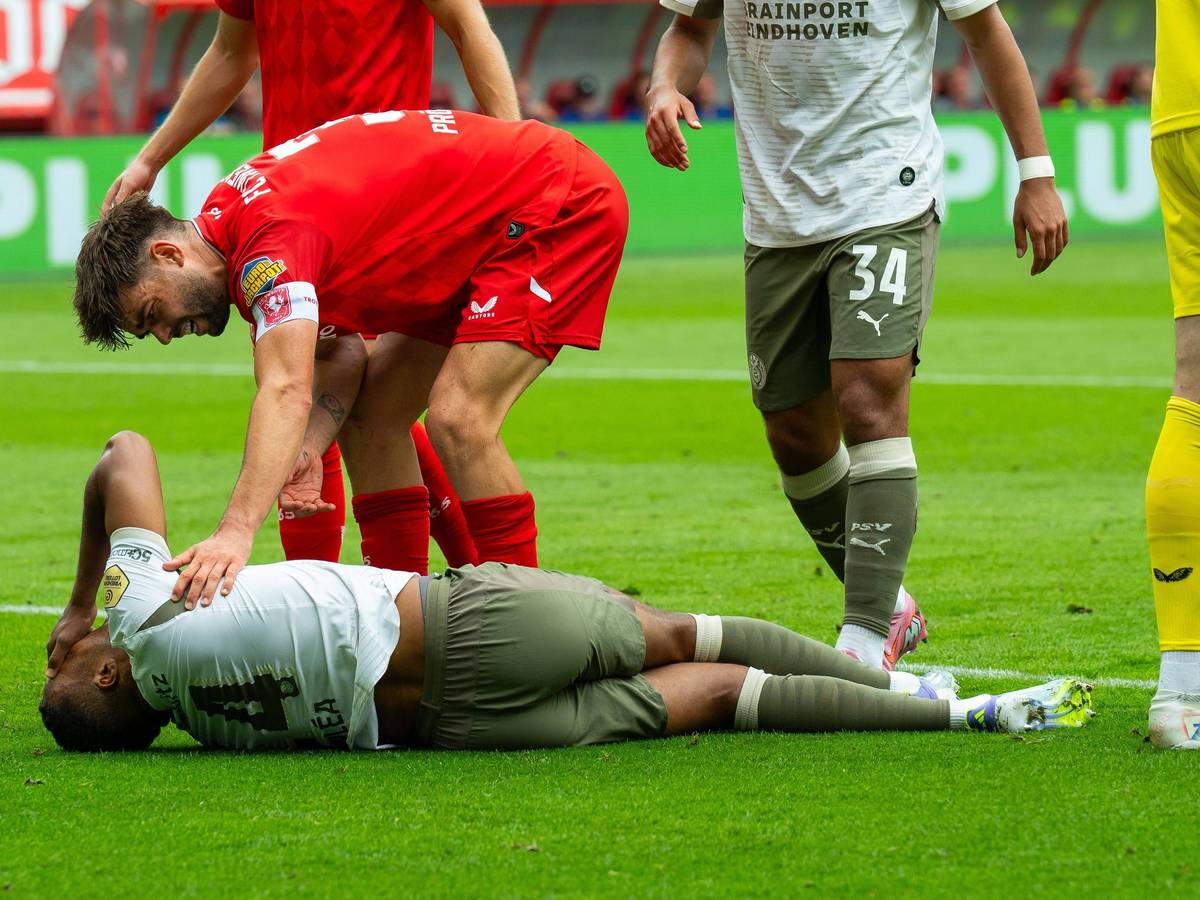 Alassane Plea bleibt bei der Partei gegen den FC Twente am 17. August 2025 unter Schmerzen am Boden liegen.
