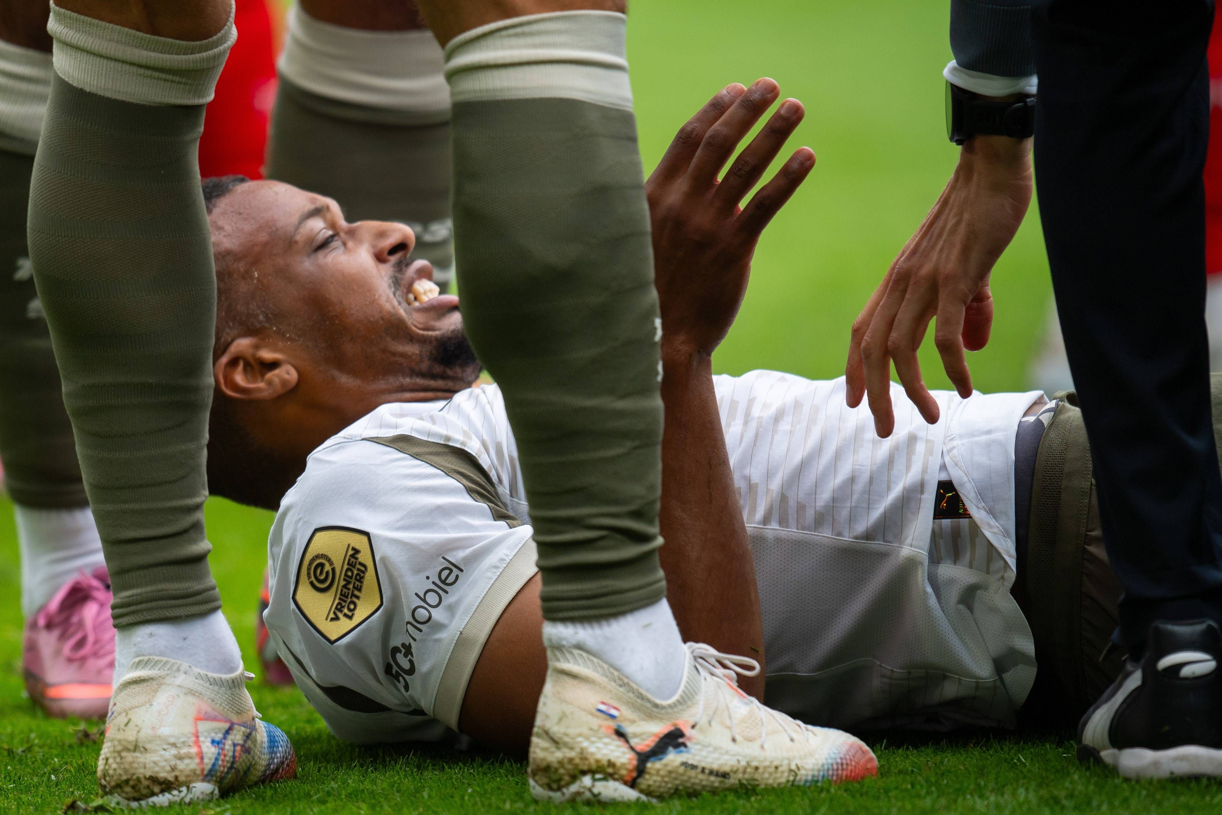 Alassane Plea liegt nach einem Foul am Boden.