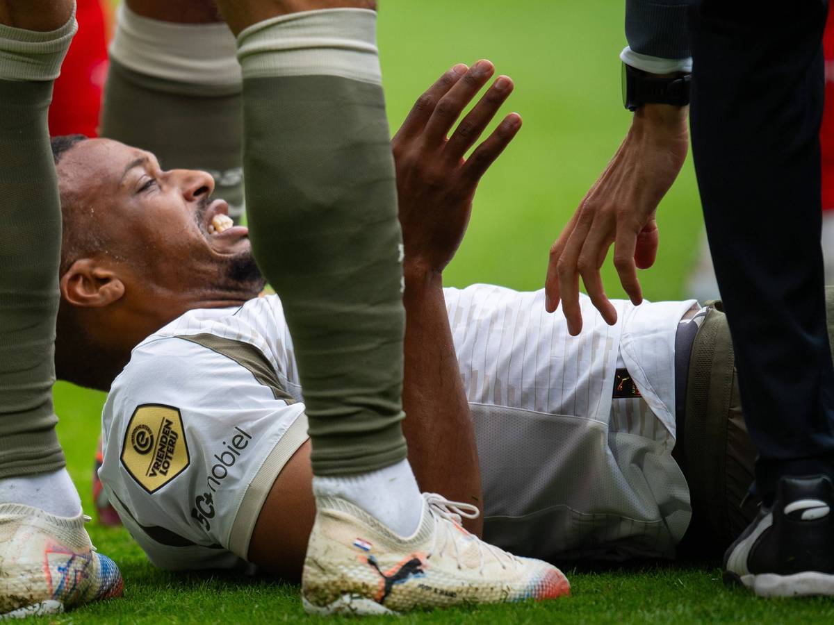 Alassane Plea liegt nach einem Foul am Boden.