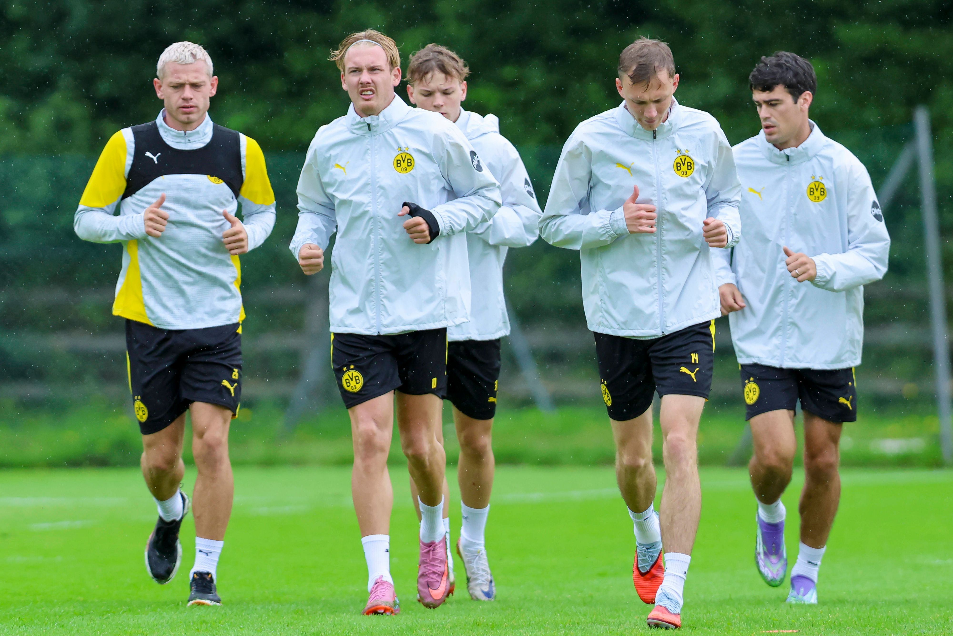 Karim Adeyemi,Julian Brandt, Cole Campbell, Maximilian Beier und Giovanni Reyna wärmen sich auf.