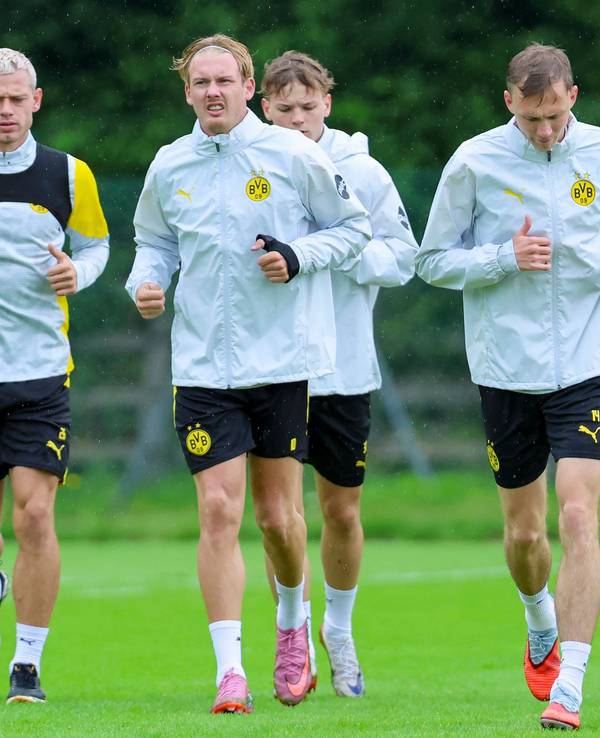 Karim Adeyemi,Julian Brandt, Cole Campbell, Maximilian Beier und Giovanni Reyna wärmen sich auf.