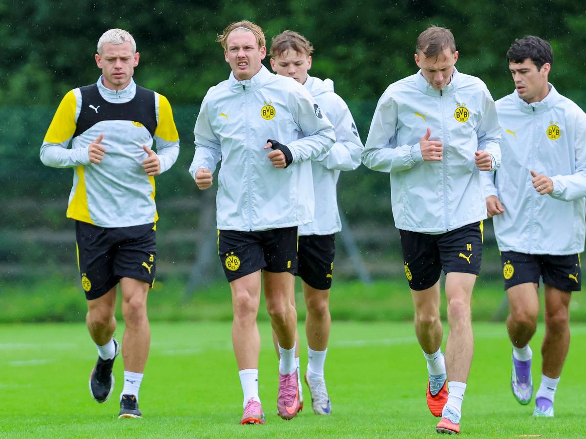 Karim Adeyemi,Julian Brandt, Cole Campbell, Maximilian Beier und Giovanni Reyna wärmen sich auf.