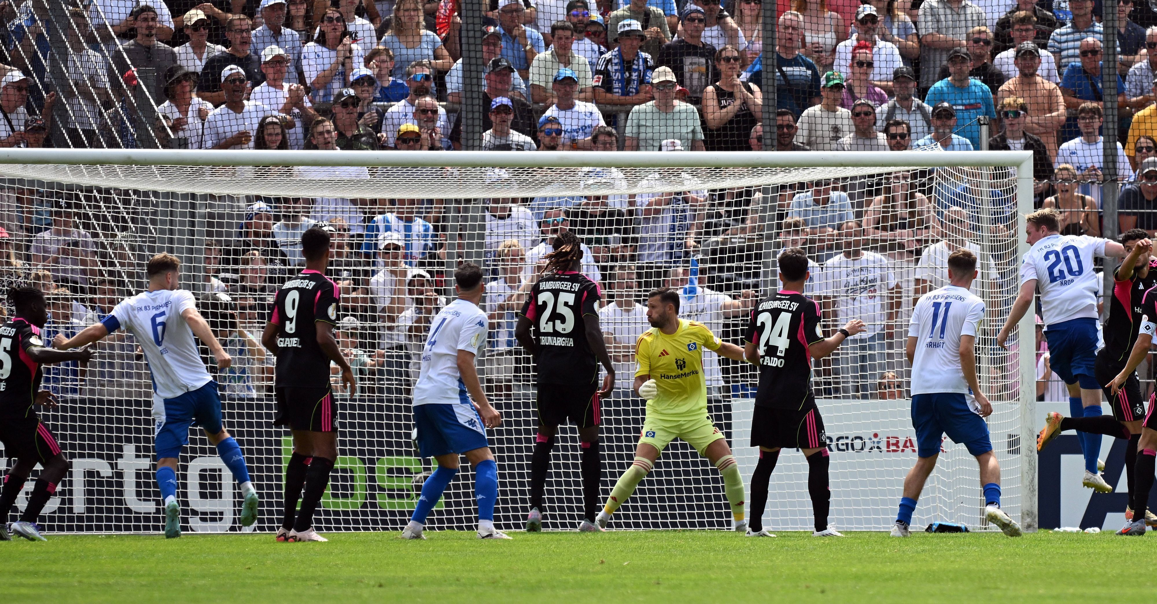 Beim Pokal-Spiel gegen FK Pirmasens stand noch HSV-Keeper Daniel Heuer Fernandes im Tor.
