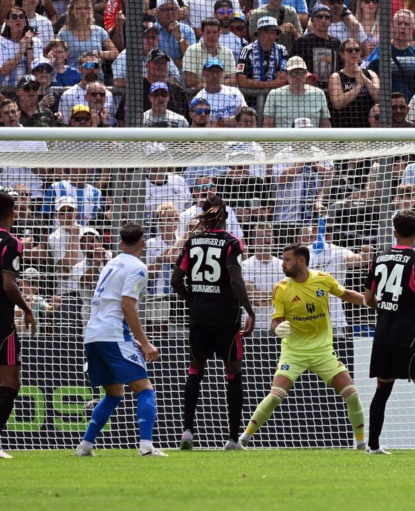 Beim Pokal-Spiel gegen FK Pirmasens stand noch HSV-Keeper Daniel Heuer Fernandes im Tor.
