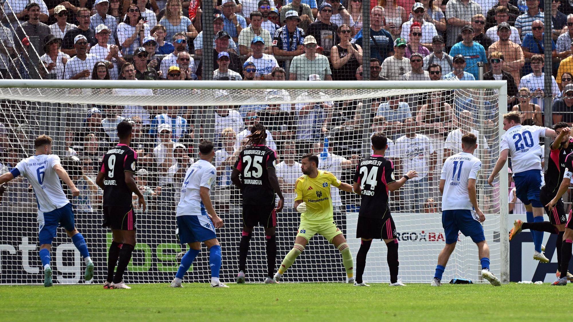 Beim Pokal-Spiel gegen FK Pirmasens stand noch HSV-Keeper Daniel Heuer Fernandes im Tor.