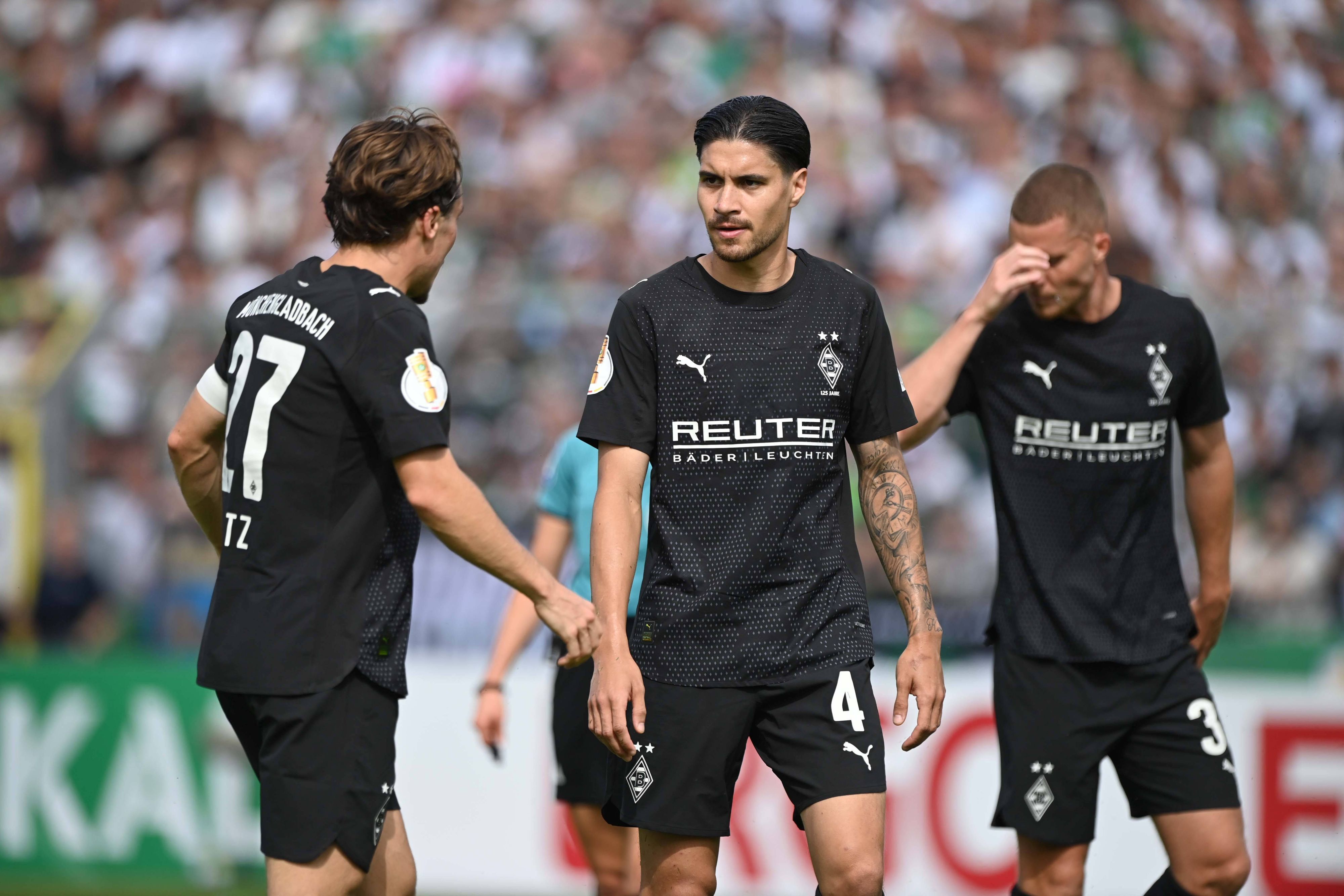 Ratlos wirkende Spieler von Borussia Mönchengladbach beim Pokal-Spiel gegen Atlas Delmenhorst.