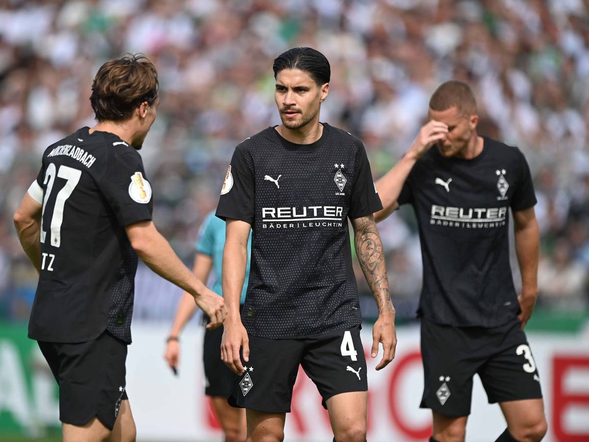 Ratlos wirkende Spieler von Borussia Mönchengladbach beim Pokal-Spiel gegen Atlas Delmenhorst.
